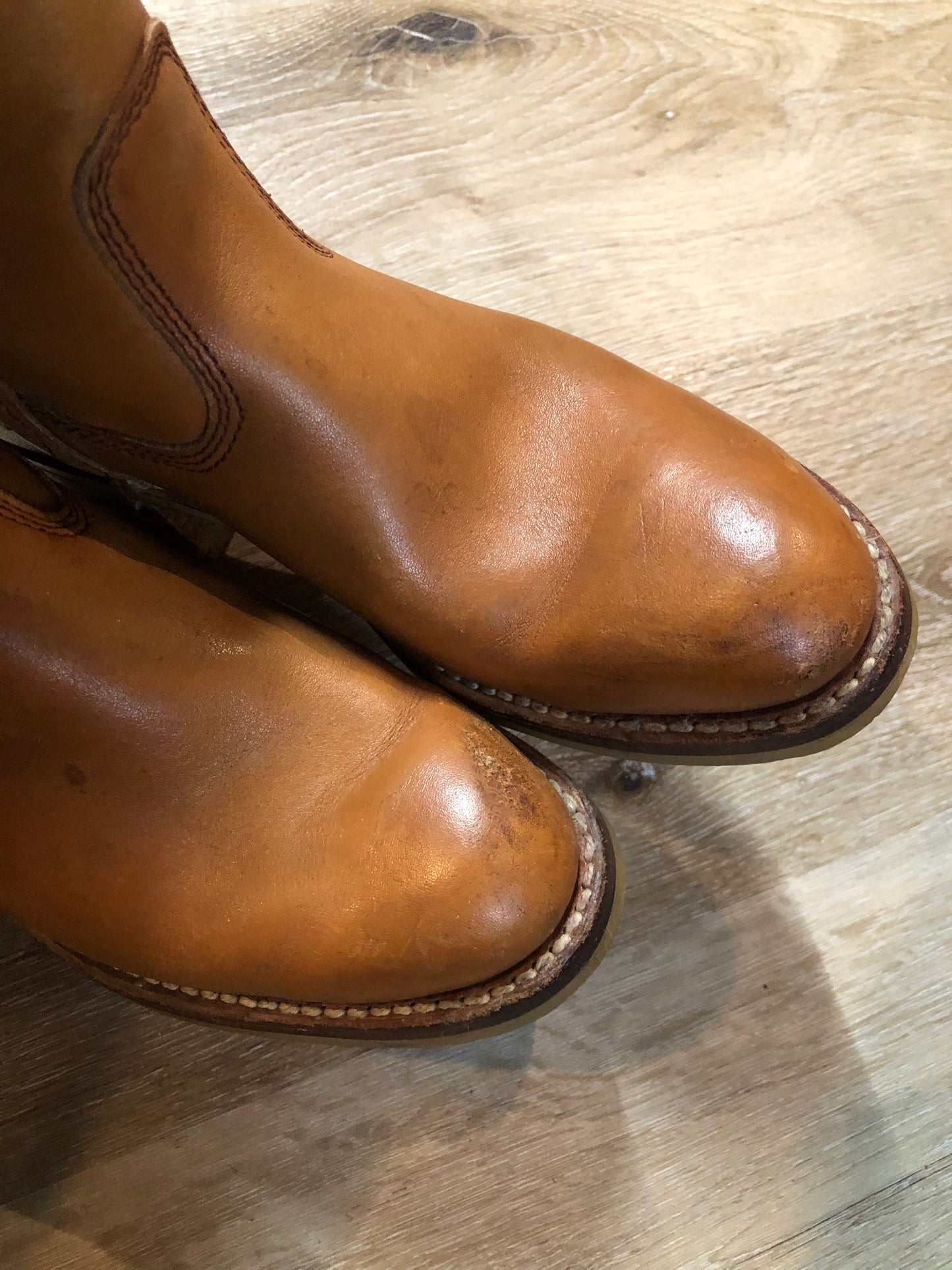 Kingspier Vintage - Sparx tall pull on leather boot in tan with decorative deer shape stitching, suede lining and a leather sole.
Size women’s 6