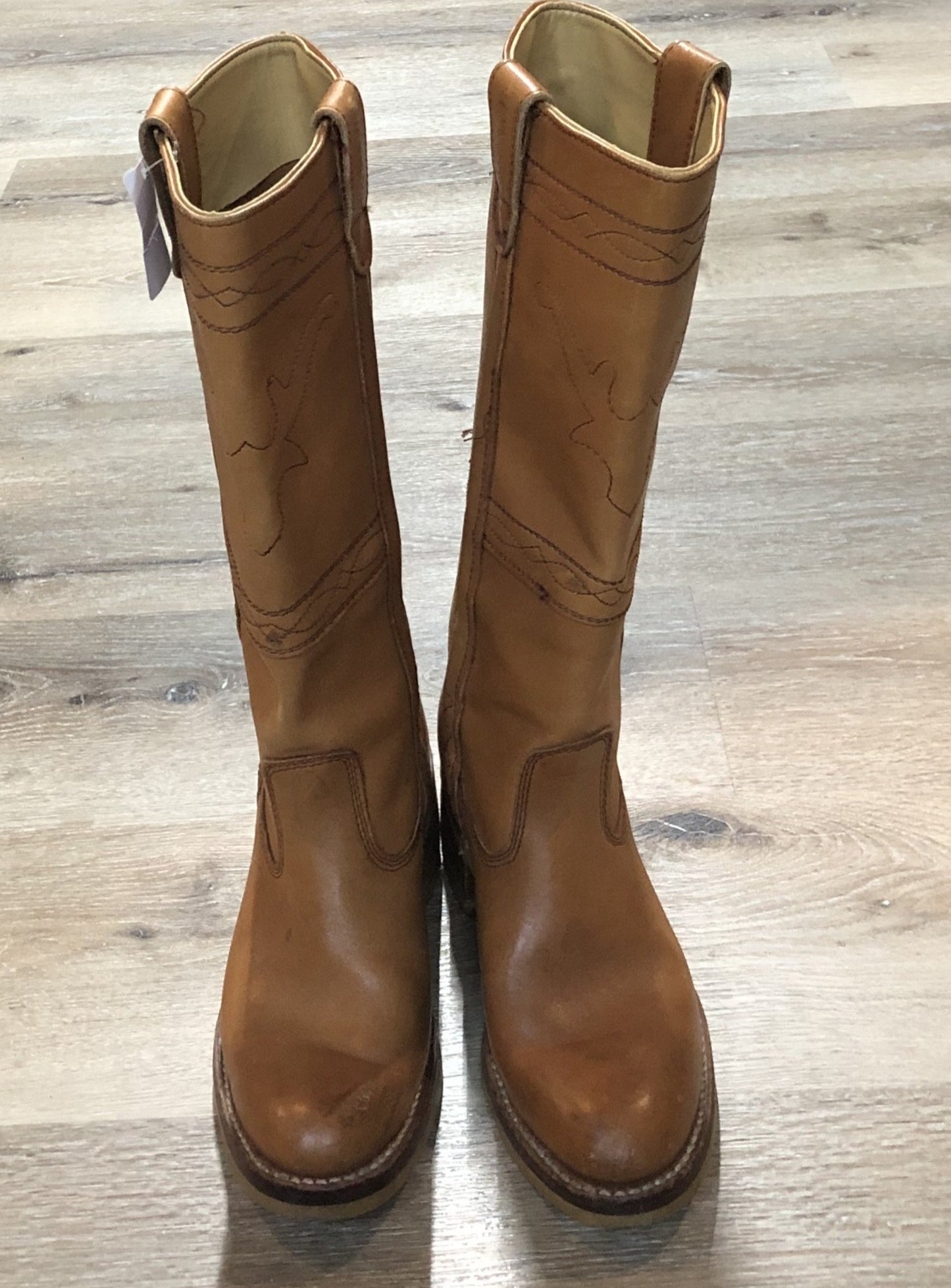 Kingspier Vintage - Sparx tall pull on leather boot in tan with decorative deer shape stitching, suede lining and a leather sole.
Size women’s 6