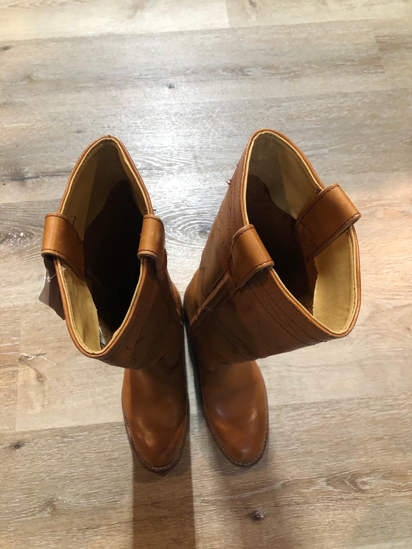 Kingspier Vintage - Sparx tall pull on leather boot in tan with decorative deer shape stitching, suede lining and a leather sole.
Size women’s 6