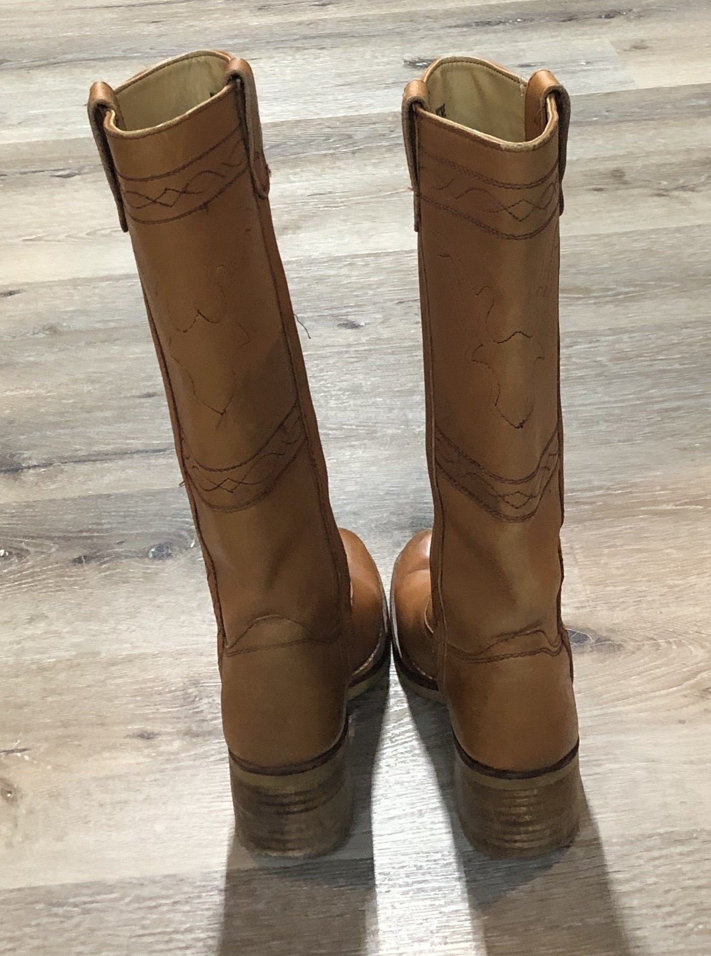 Kingspier Vintage - Sparx tall pull on leather boot in tan with decorative deer shape stitching, suede lining and a leather sole.
Size women’s 6