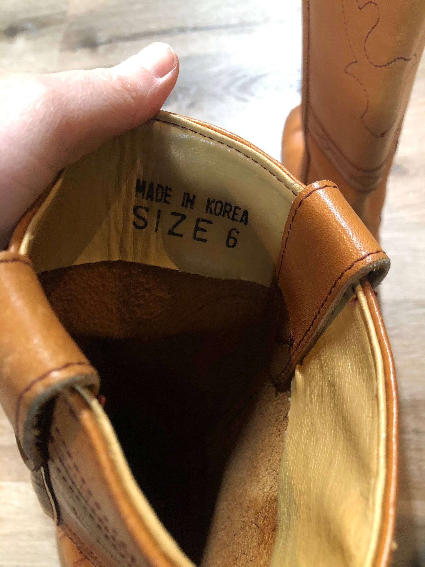 Kingspier Vintage - Sparx tall pull on leather boot in tan with decorative deer shape stitching, suede lining and a leather sole.
Size women’s 6