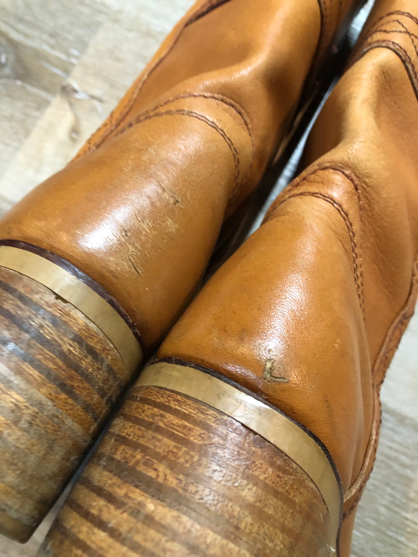 Kingspier Vintage - Sparx tall pull on leather boot in tan with decorative deer shape stitching, suede lining and a leather sole.
Size women’s 6