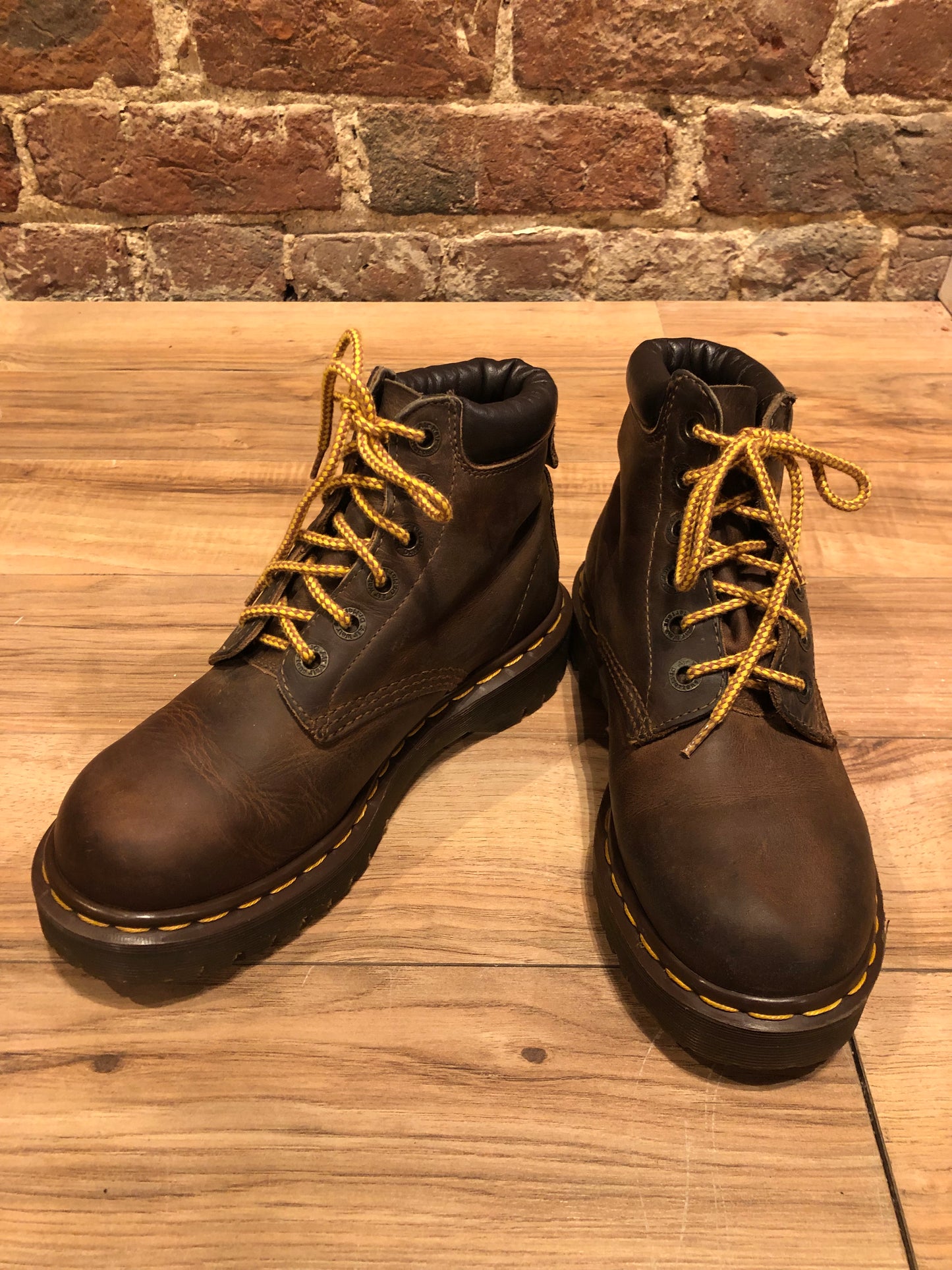 Kingspier Vintage - Doc Martens 6 eyelet lace up boot with cushioned collar and iconic airwair sole.
Made in England.
Size 6 Womens US/ 37 EUR
Boots are in excellent condition.