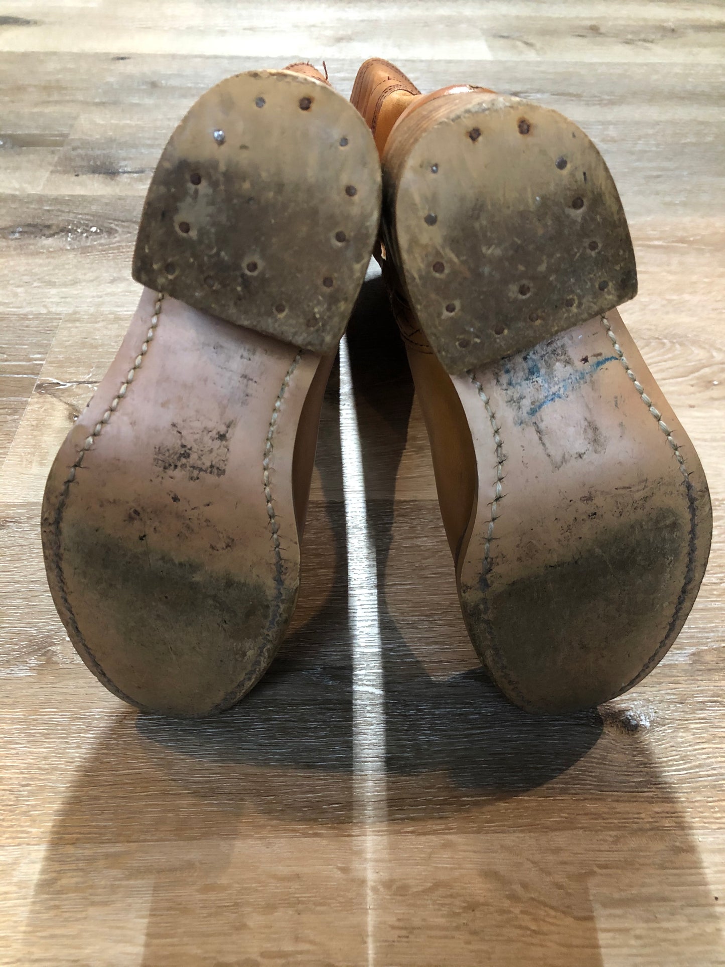 Kingspier Vintage - Sparx tall pull on leather boot in tan with decorative deer shape stitching, suede lining and a leather sole.
Size women’s 6