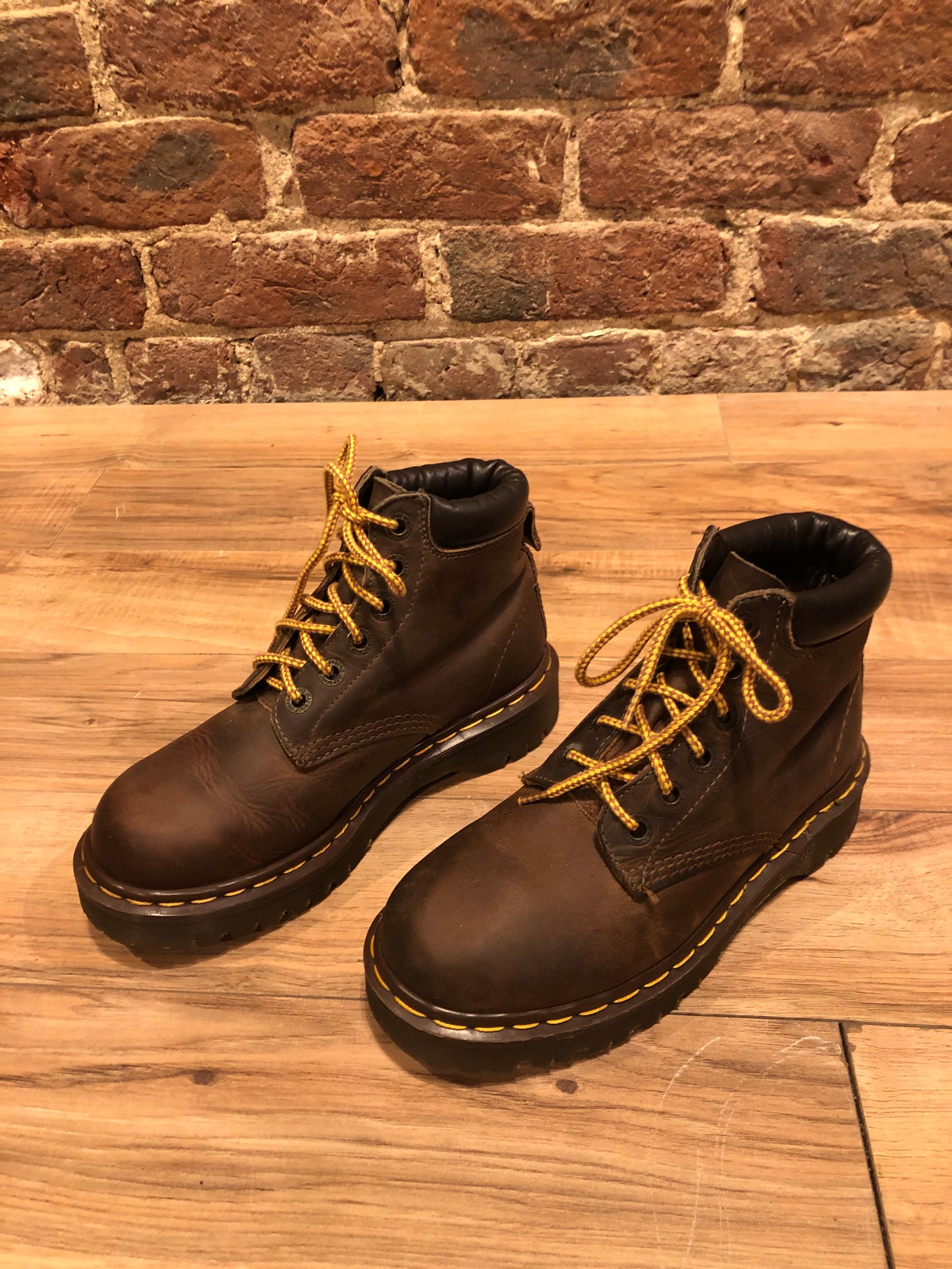 Kingspier Vintage - Doc Martens 6 eyelet lace up boot with cushioned collar and iconic airwair sole.
Made in England.
Size 6 Womens US/ 37 EUR
Boots are in excellent condition.