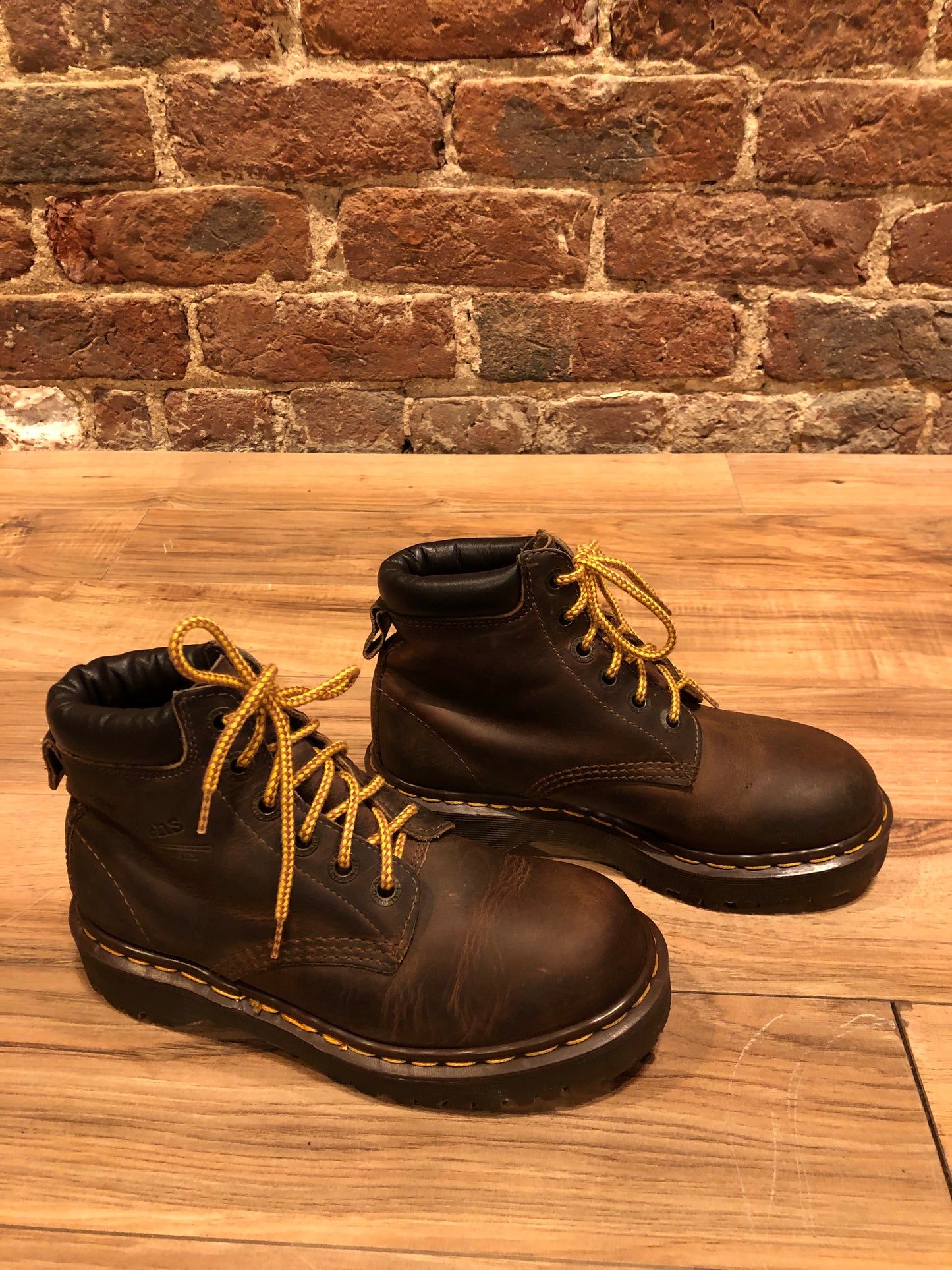 Kingspier Vintage - Doc Martens 6 eyelet lace up boot with cushioned collar and iconic airwair sole.
Made in England.
Size 6 Womens US/ 37 EUR
Boots are in excellent condition.