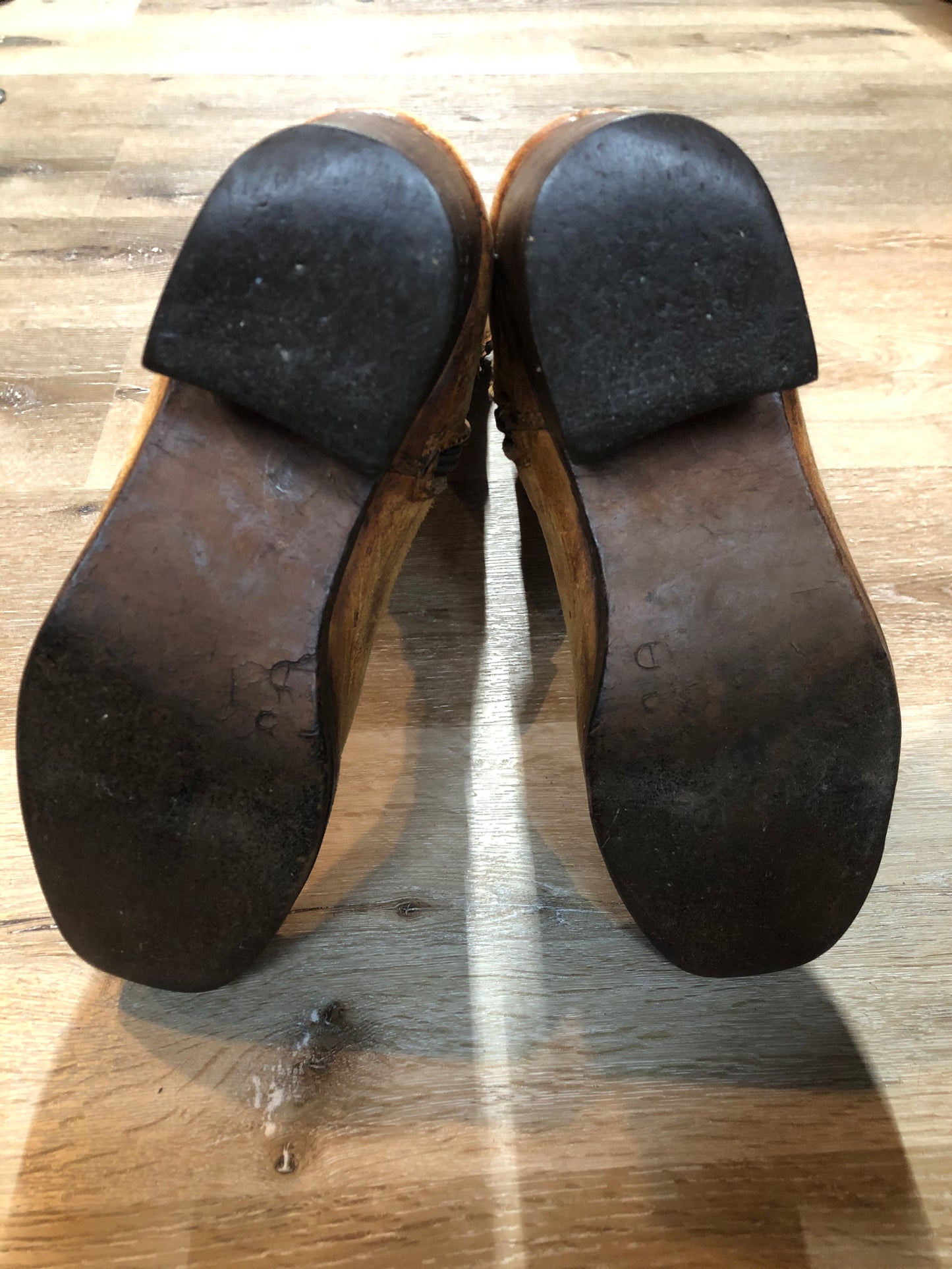 Kingspier Vintage - Vintage Distressed tall leather boot with leather stitching detail.
Size 9 women’s