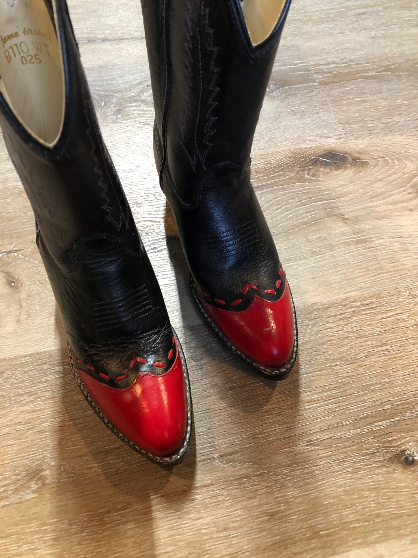 Kingspier Vintage - Kids black cowboy boot with red toe and decorative stitching.
Size kids 3