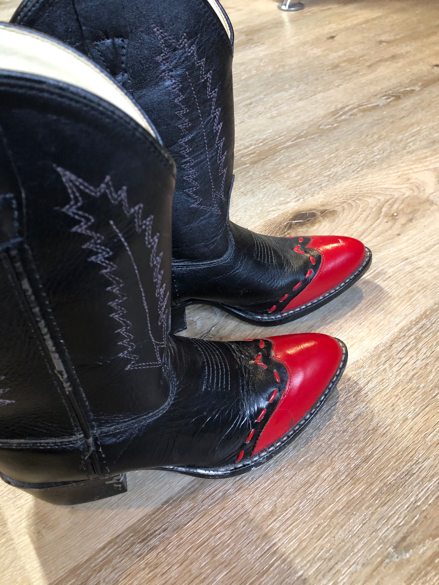 Kingspier Vintage - Kids black cowboy boot with red toe and decorative stitching.
Size kids 3