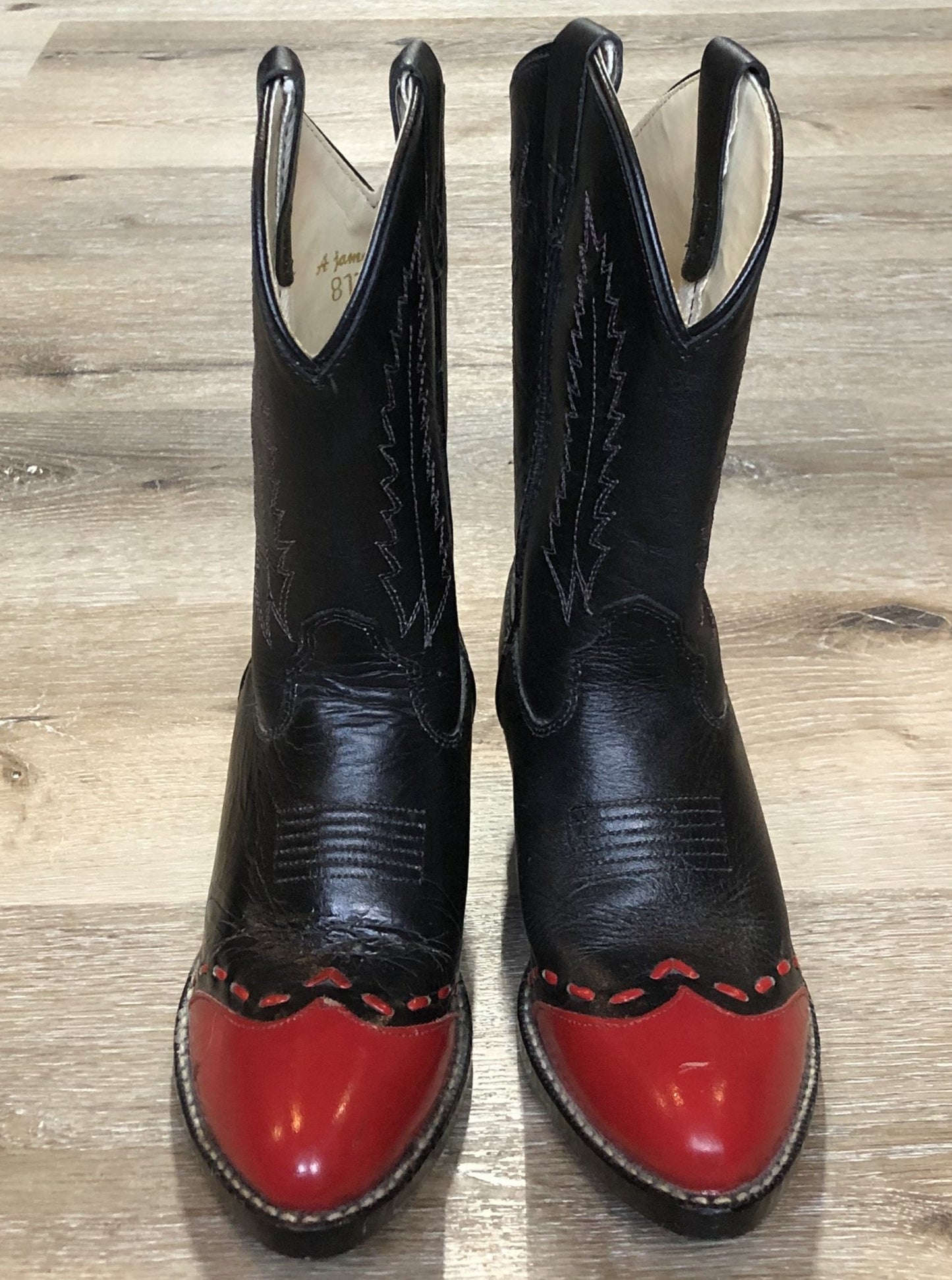 Kingspier Vintage - Kids black cowboy boot with red toe and decorative stitching.
Size kids 3
