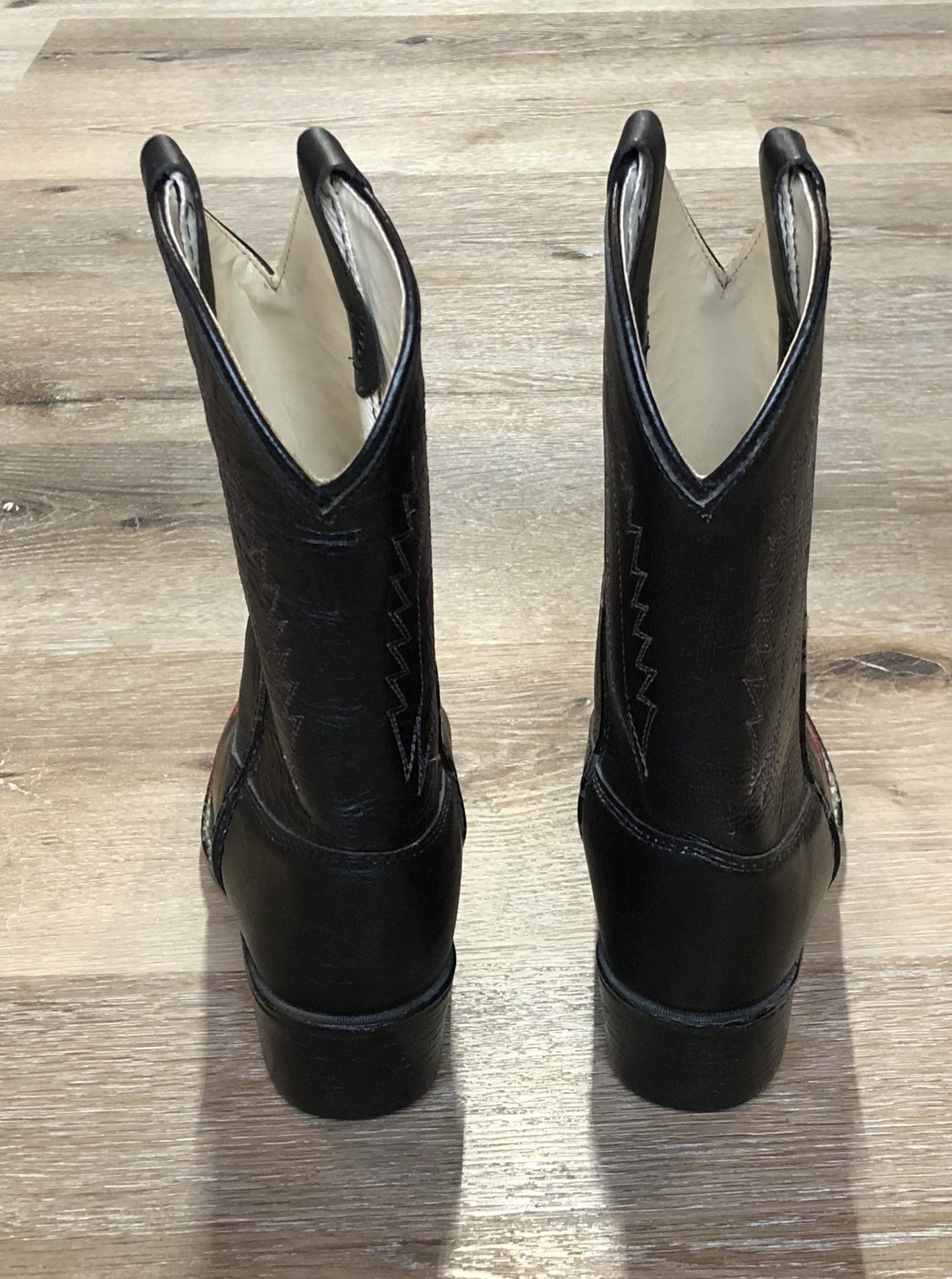 Kingspier Vintage - Kids black cowboy boot with red toe and decorative stitching.
Size kids 3