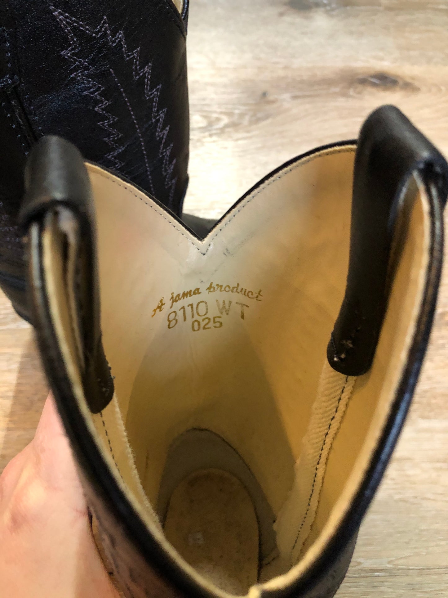 Kingspier Vintage - Kids black cowboy boot with red toe and decorative stitching.
Size kids 3