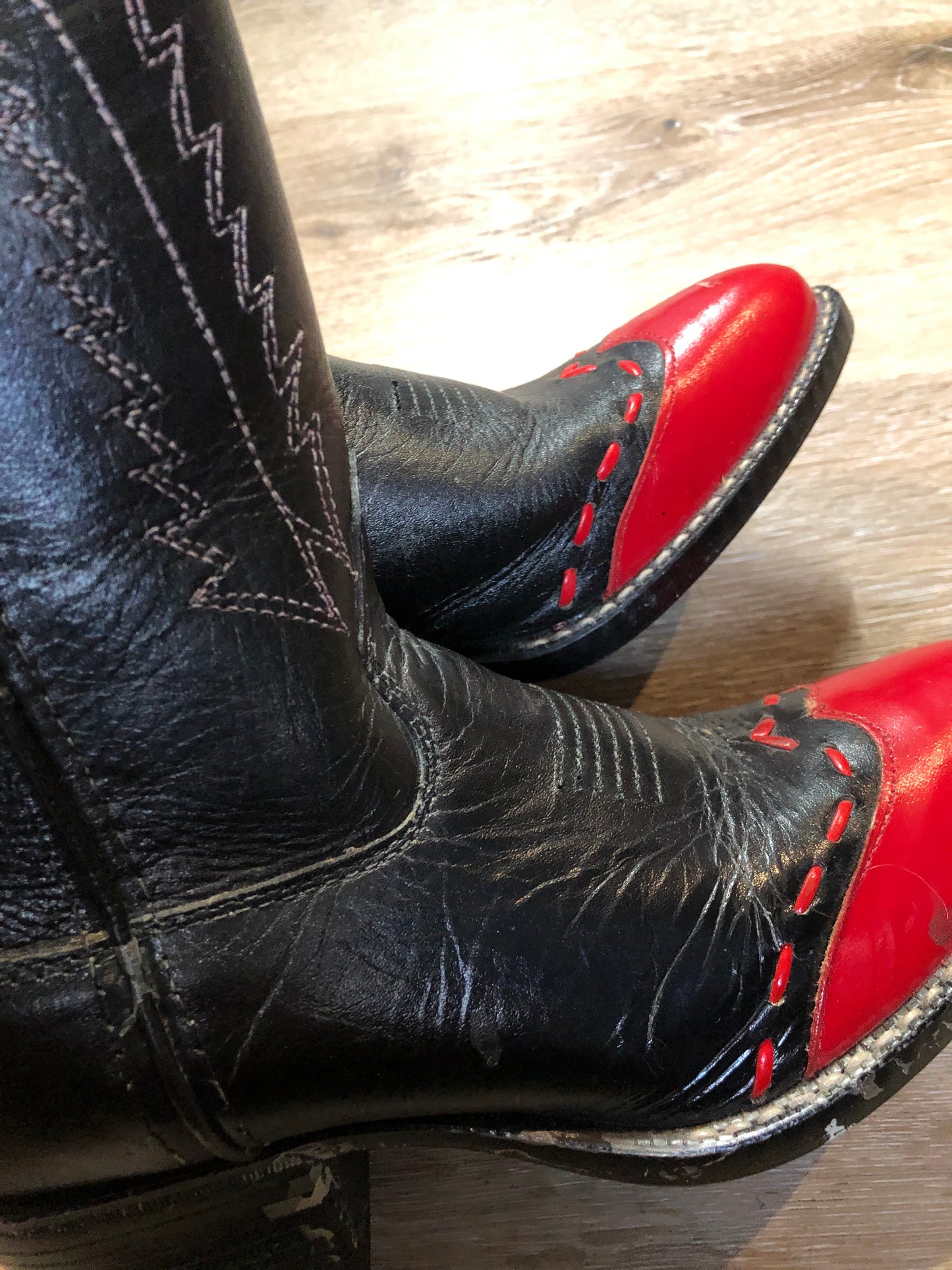 Kingspier Vintage - Kids black cowboy boot with red toe and decorative stitching.
Size kids 3