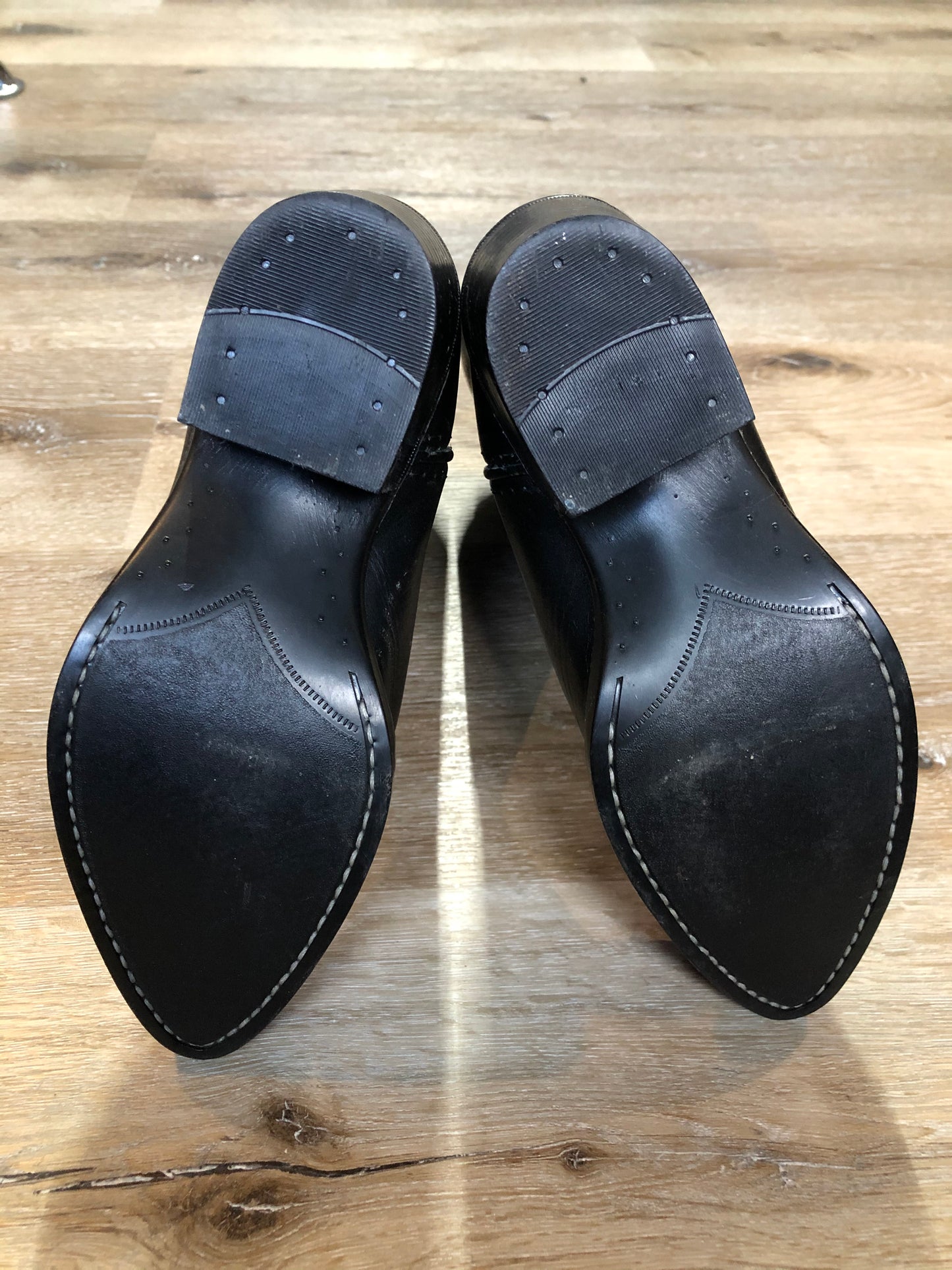 Kingspier Vintage - Kids black cowboy boot with red toe and decorative stitching.
Size kids 3