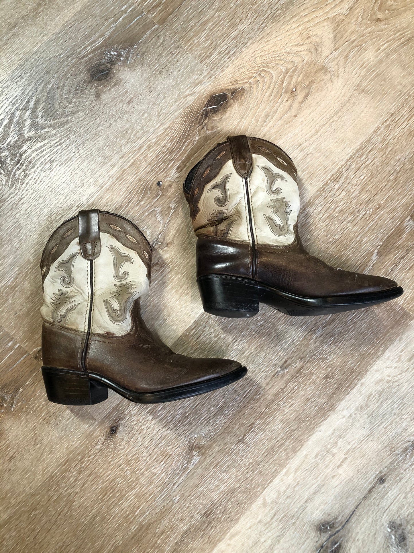 Kingspier Vintage - Kids brown leather and suede cowboy boots with decorative stitching.
Size kids 12