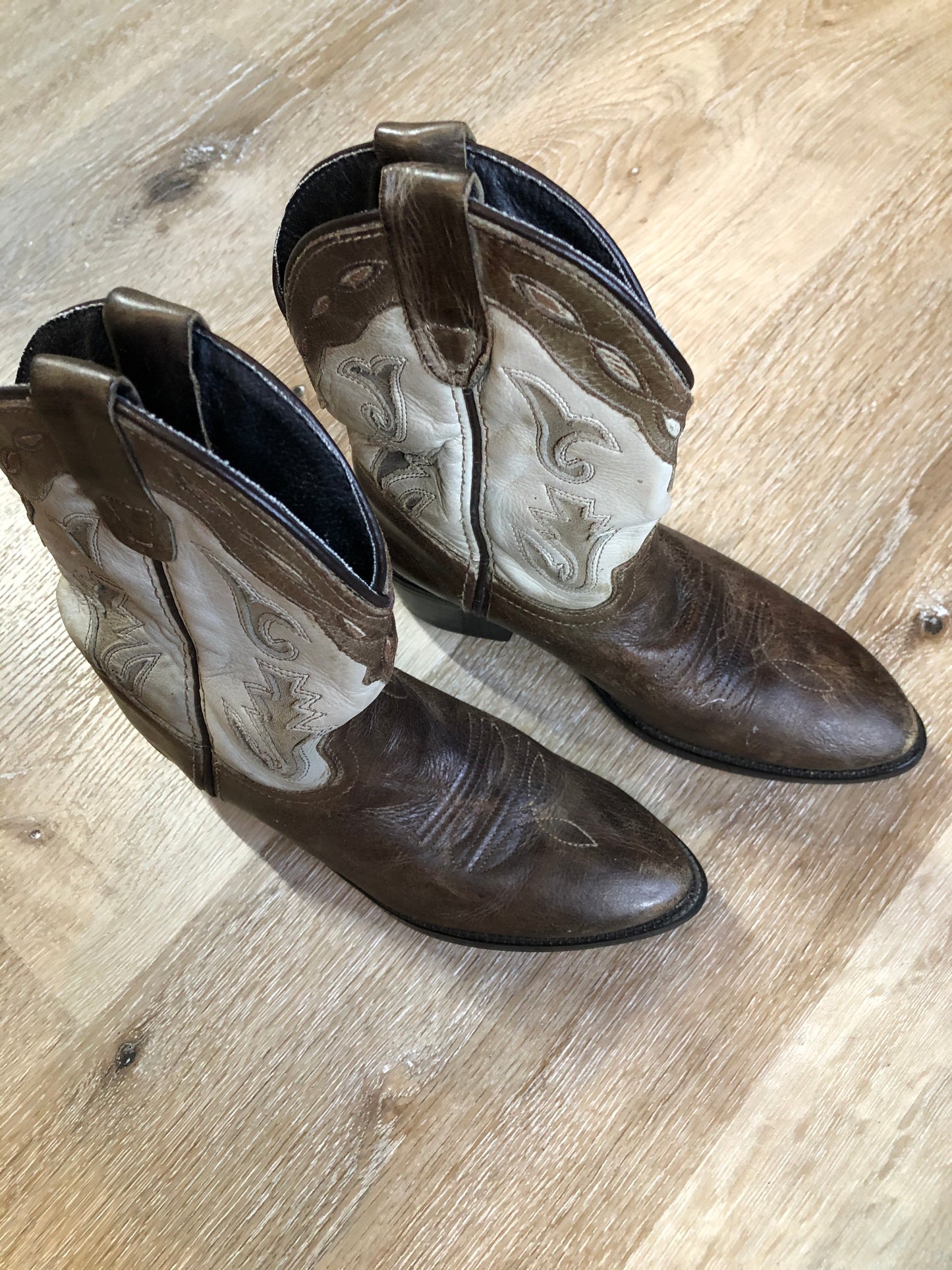 Kingspier Vintage - Kids brown leather and suede cowboy boots with decorative stitching.
Size kids 12