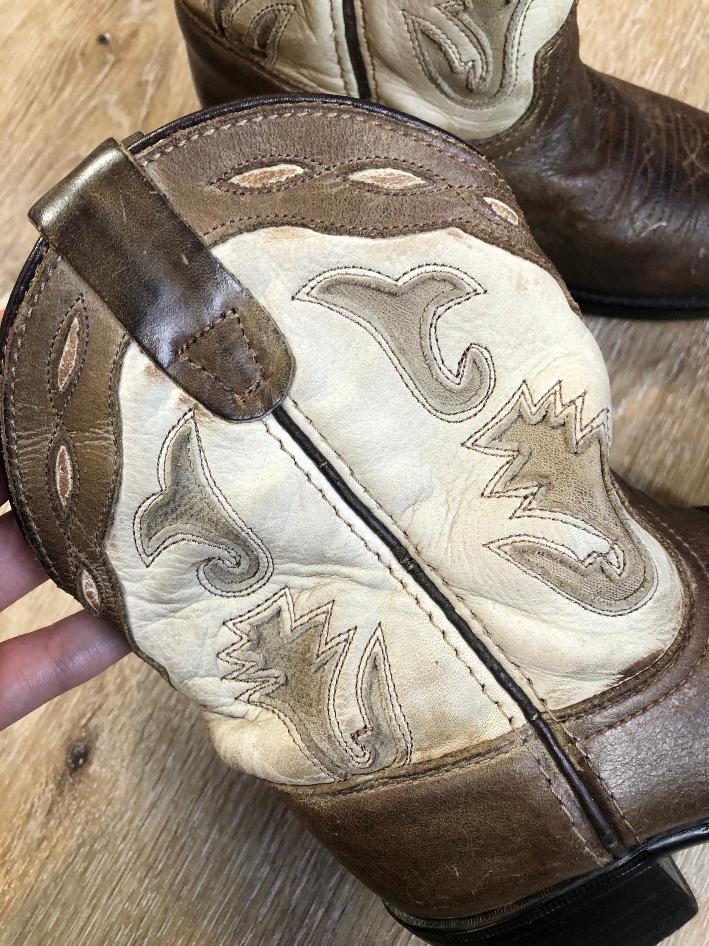 Kingspier Vintage - Kids brown leather and suede cowboy boots with decorative stitching.
Size kids 12