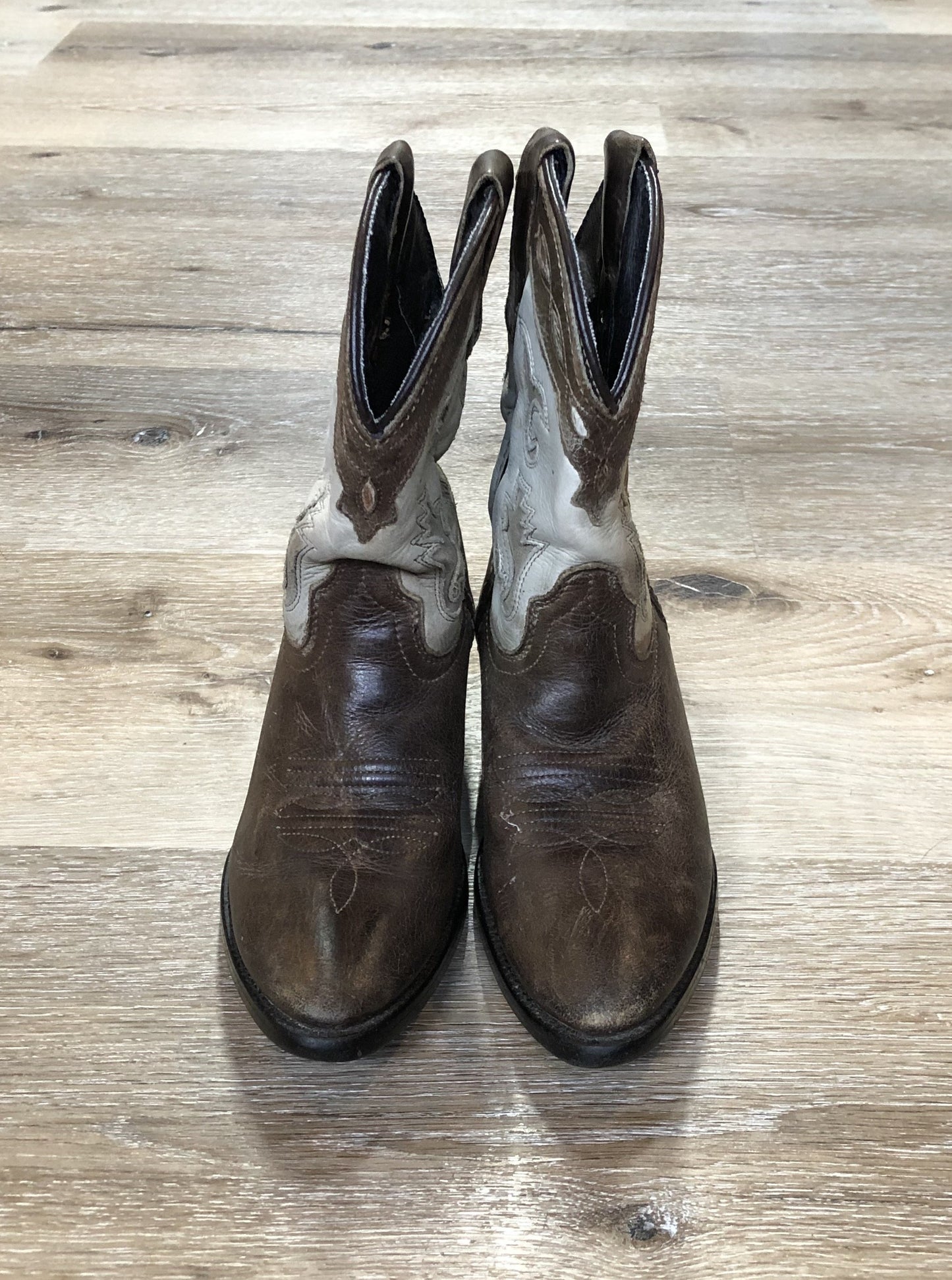 Kingspier Vintage - Kids brown leather and suede cowboy boots with decorative stitching.
Size kids 12