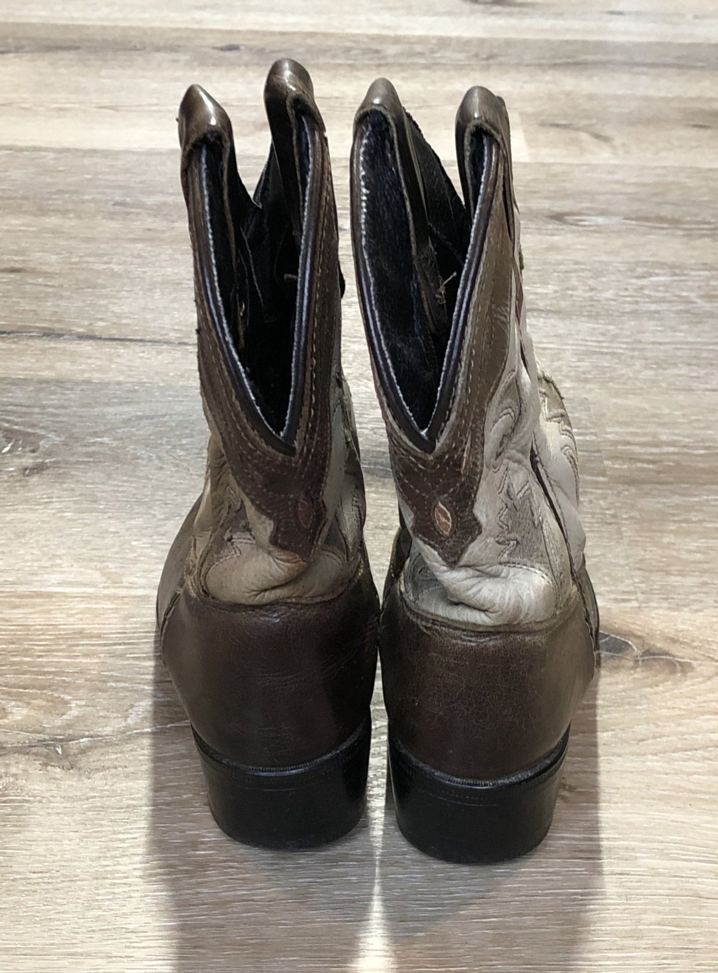 Kingspier Vintage - Kids brown leather and suede cowboy boots with decorative stitching.
Size kids 12