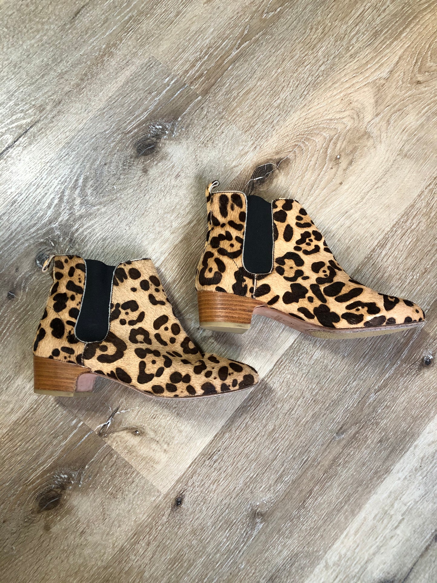 Kingspier Vintage - Marais USA cheetah print chelsea style ankle boot with cow hide upper.
Size 7.5 women’s