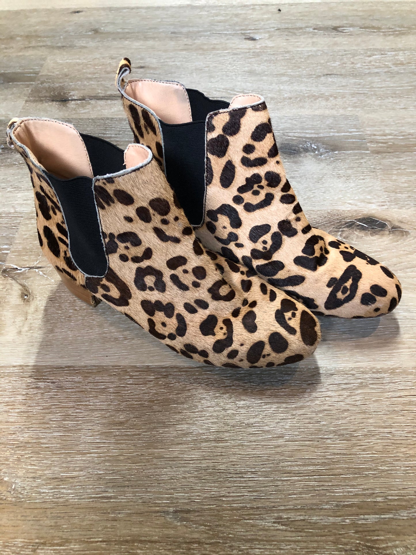 Kingspier Vintage - Marais USA cheetah print chelsea style ankle boot with cow hide upper.
Size 7.5 women’s