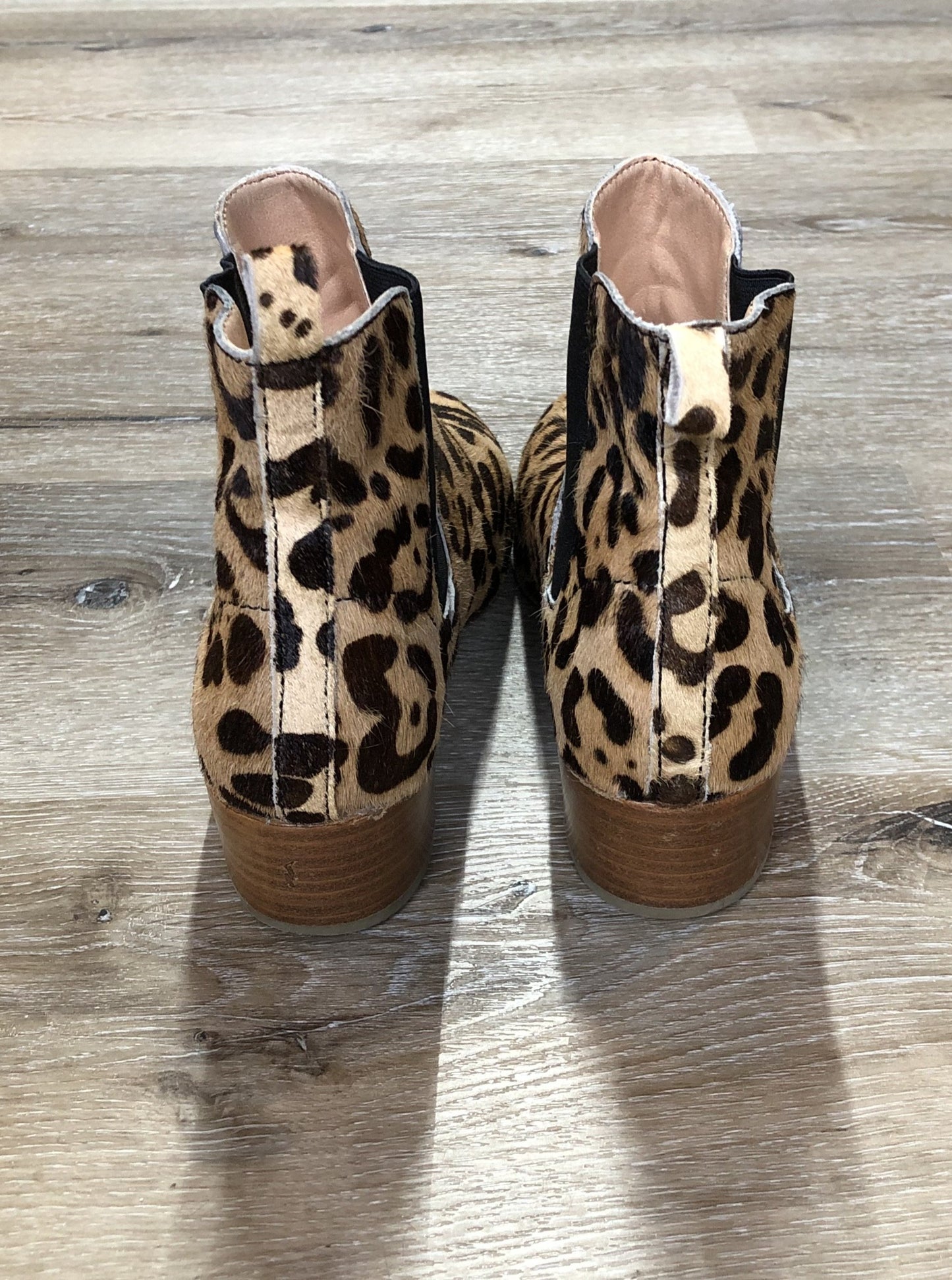 Kingspier Vintage - Marais USA cheetah print chelsea style ankle boot with cow hide upper.
Size 7.5 women’s