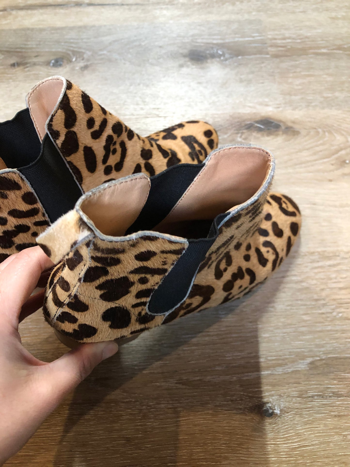 Kingspier Vintage - Marais USA cheetah print chelsea style ankle boot with cow hide upper.
Size 7.5 women’s