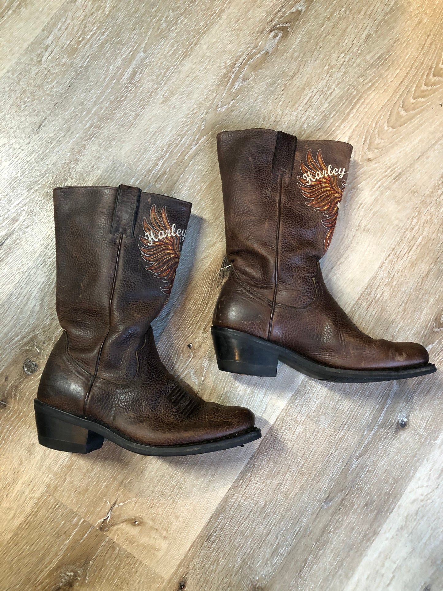 Kingspier Vintage - Harley Davidson mid-calf, pull on western boot in brown pebbled leather with Harley-Davidson embroidered emblem on the front and suede lining.
Size 7 women’s