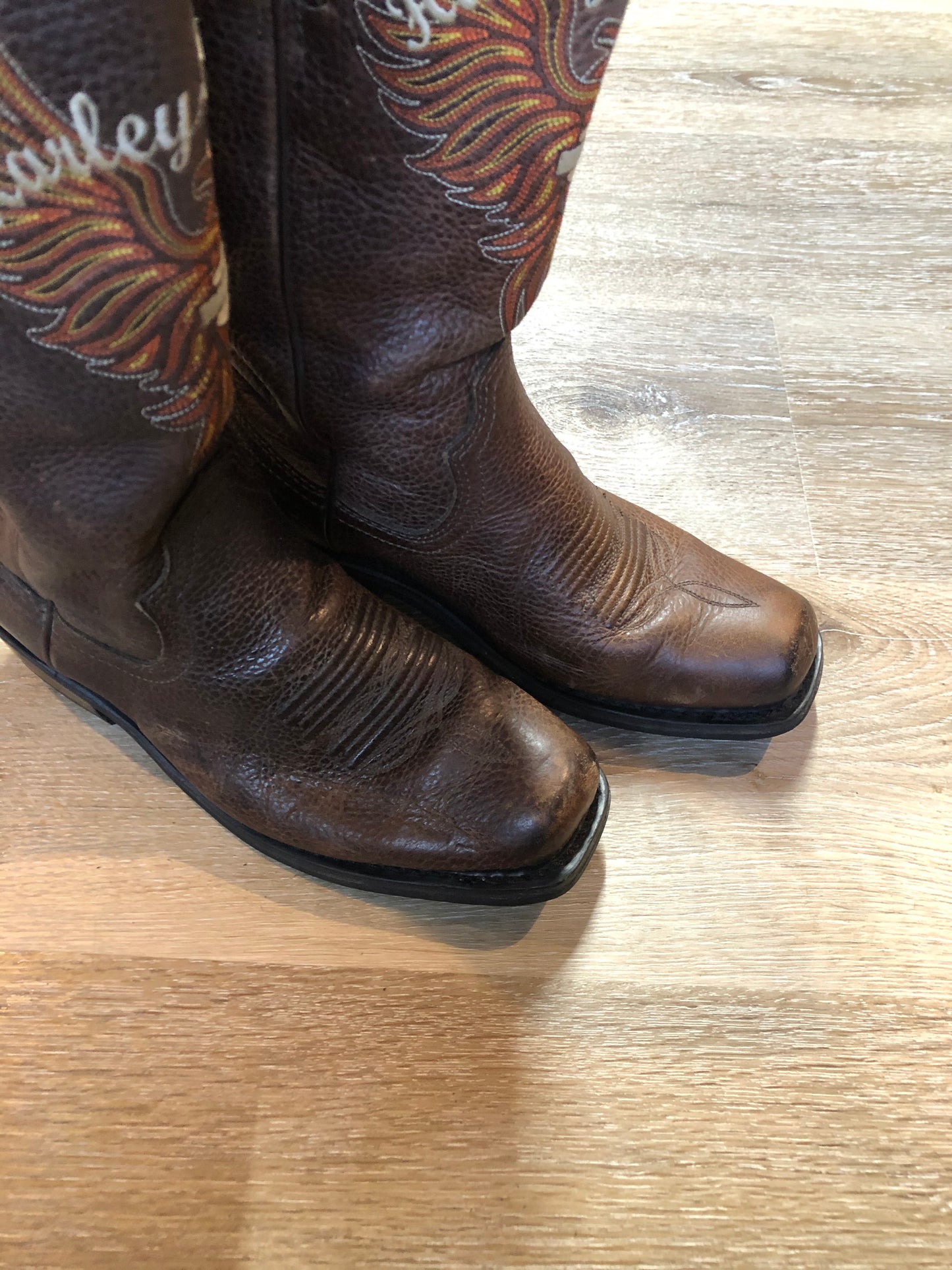 Kingspier Vintage - Harley Davidson mid-calf, pull on western boot in brown pebbled leather with Harley-Davidson embroidered emblem on the front and suede lining.
Size 7 women’s
