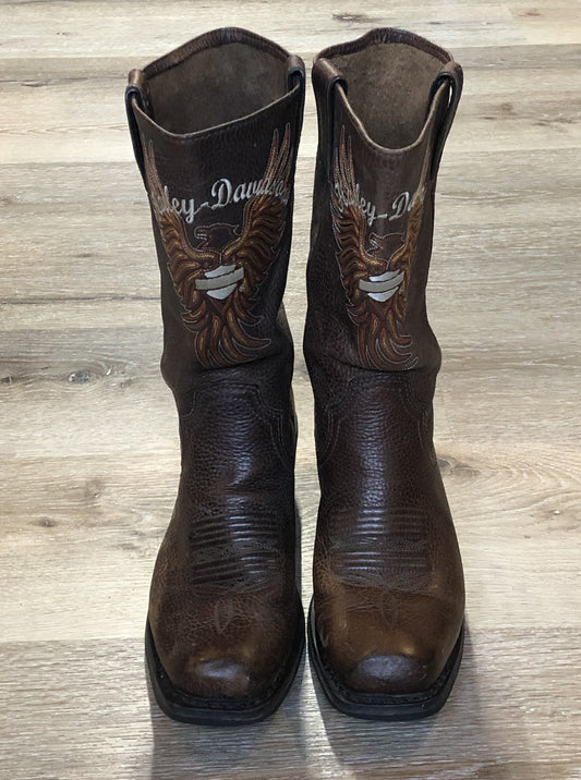 Kingspier Vintage - Harley Davidson mid-calf, pull on western boot in brown pebbled leather with Harley-Davidson embroidered emblem on the front and suede lining. 
 
Size 7 women’s