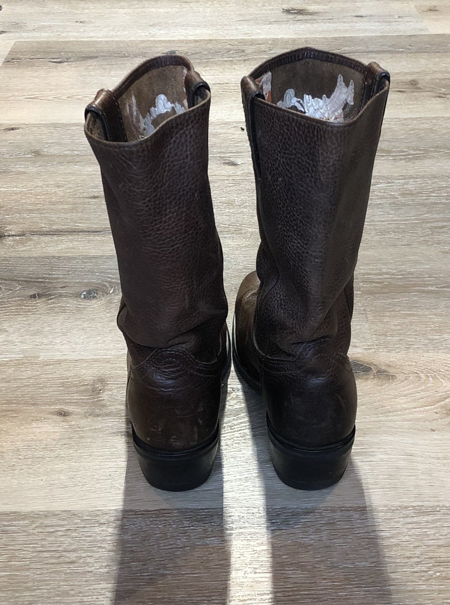 Kingspier Vintage - Harley Davidson mid-calf, pull on western boot in brown pebbled leather with Harley-Davidson embroidered emblem on the front and suede lining.
Size 7 women’s