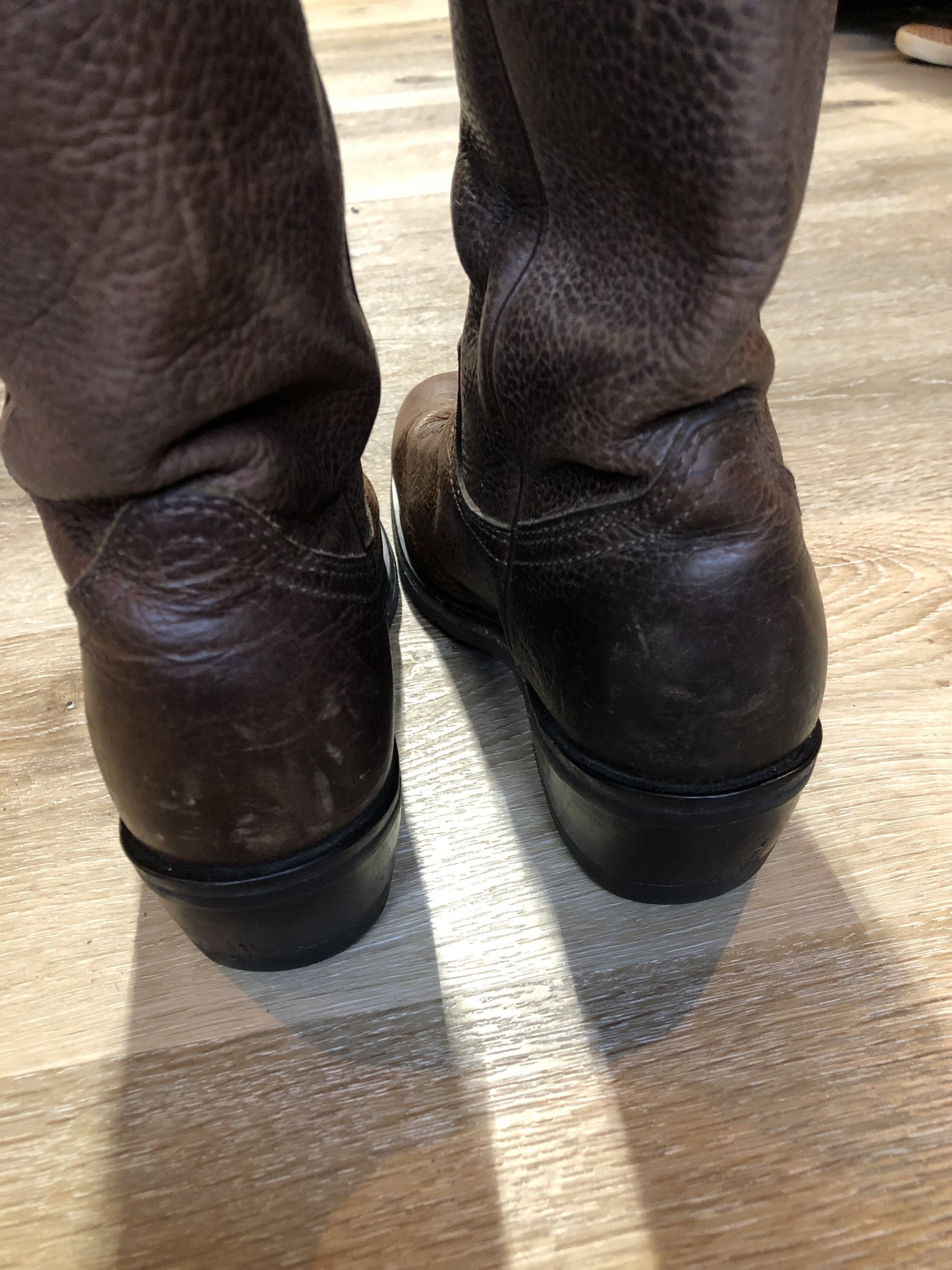 Kingspier Vintage - Harley Davidson mid-calf, pull on western boot in brown pebbled leather with Harley-Davidson embroidered emblem on the front and suede lining.
Size 7 women’s