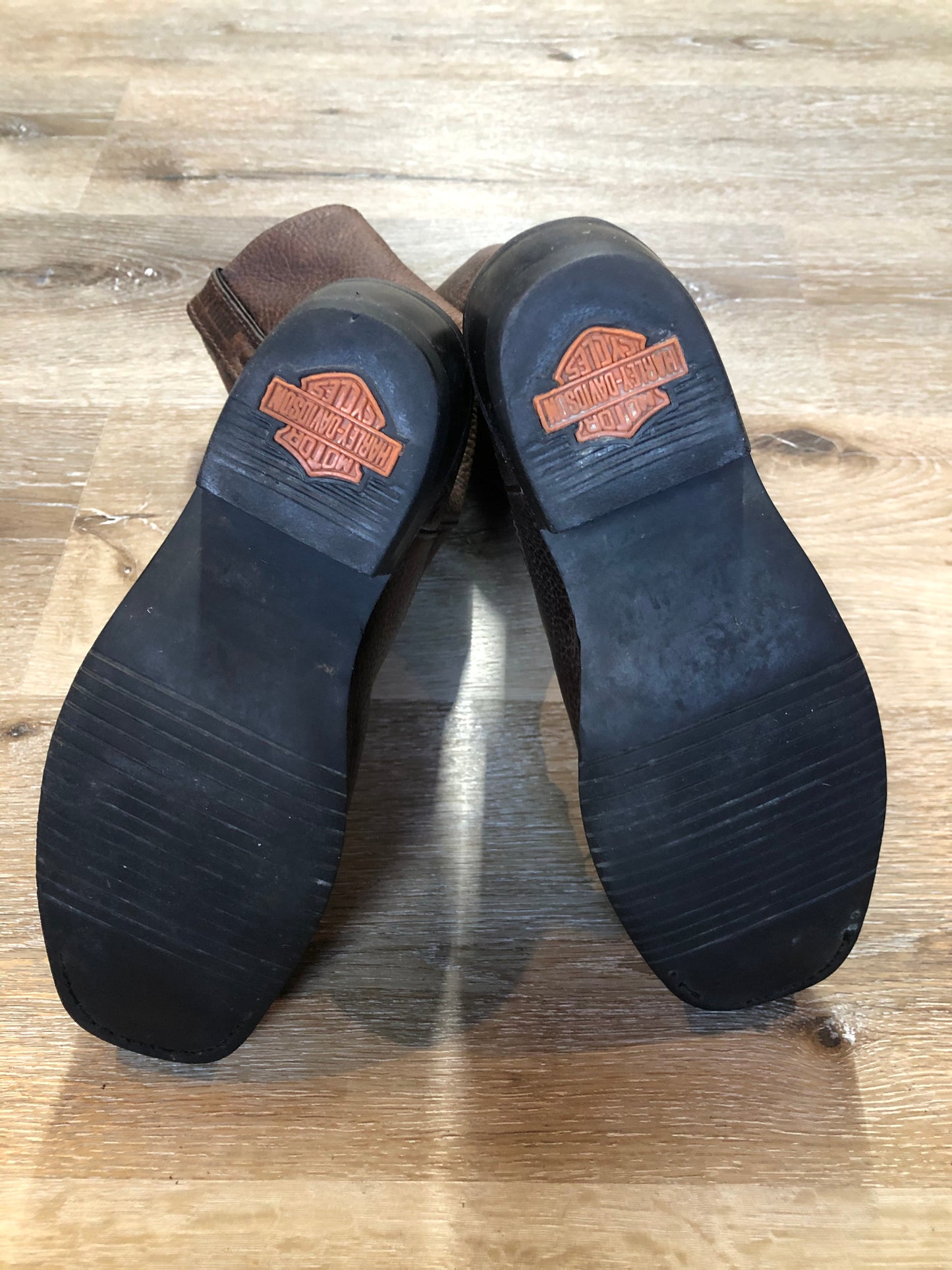 Kingspier Vintage - Harley Davidson mid-calf, pull on western boot in brown pebbled leather with Harley-Davidson embroidered emblem on the front and suede lining.
Size 7 women’s