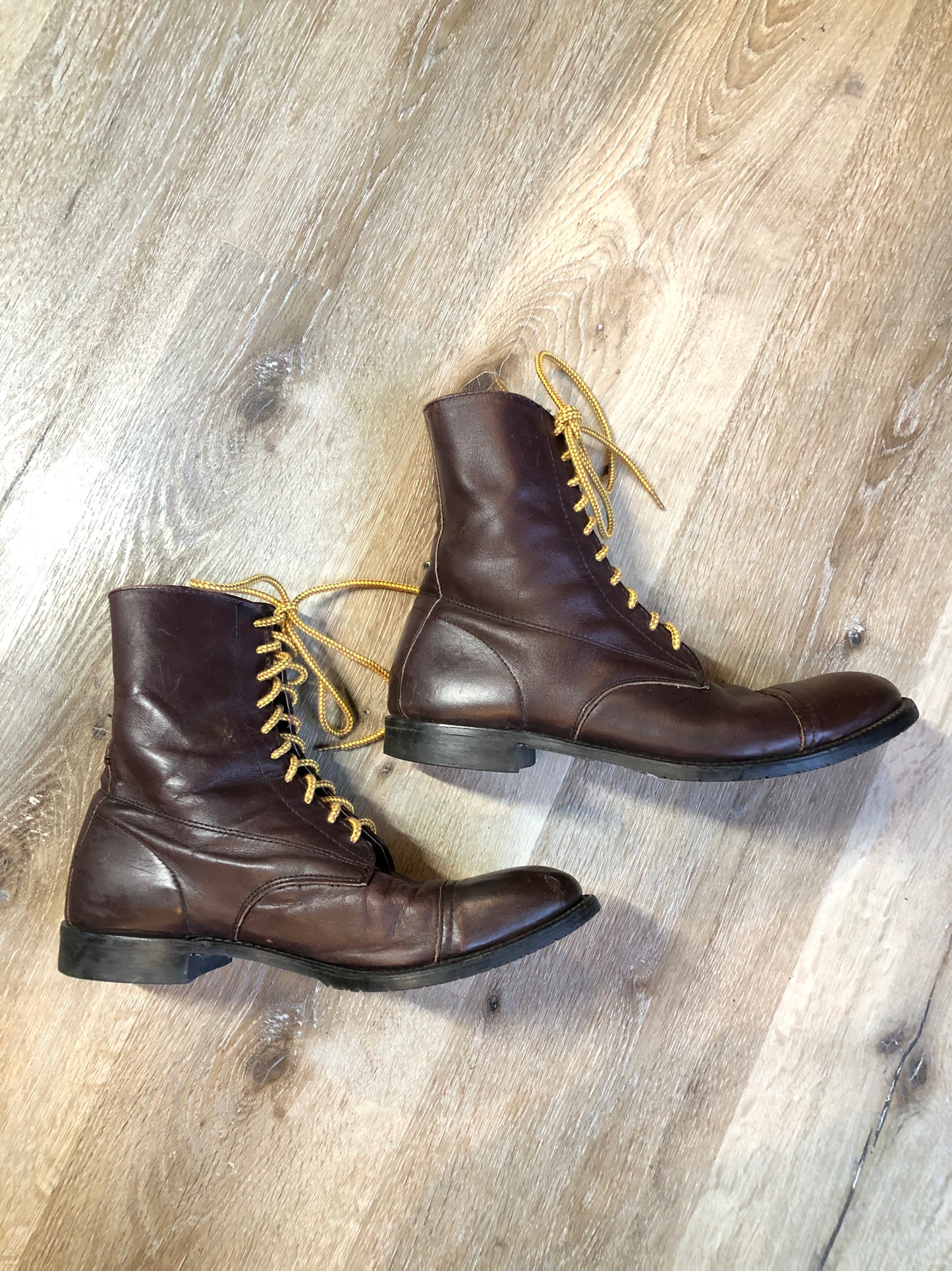 Kingspier Vintage - Dark Brown 10 eyelet lace up boot with suede lining.
Size 11.5 men’s