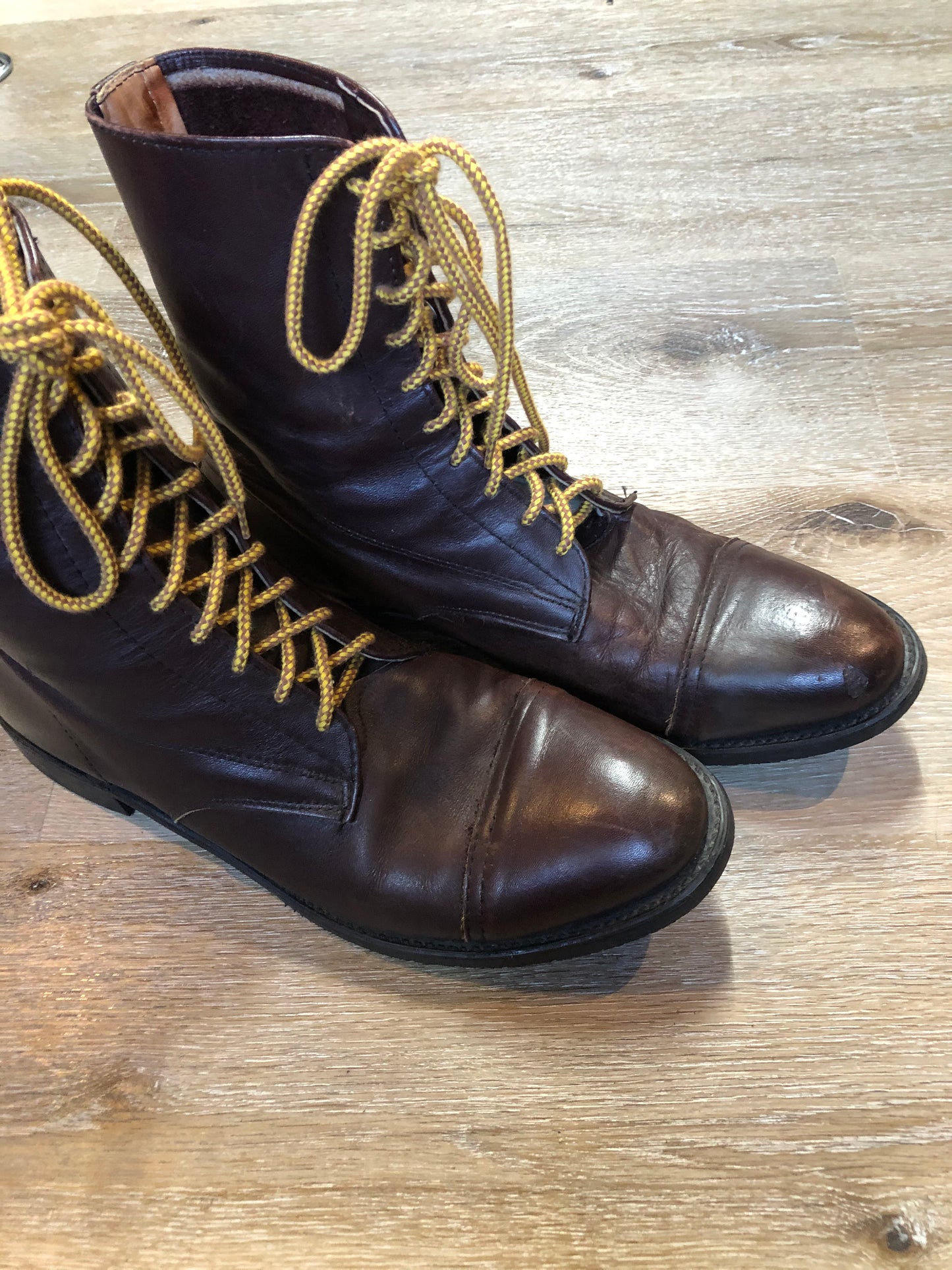 Kingspier Vintage - Dark Brown 10 eyelet lace up boot with suede lining.
Size 11.5 men’s
