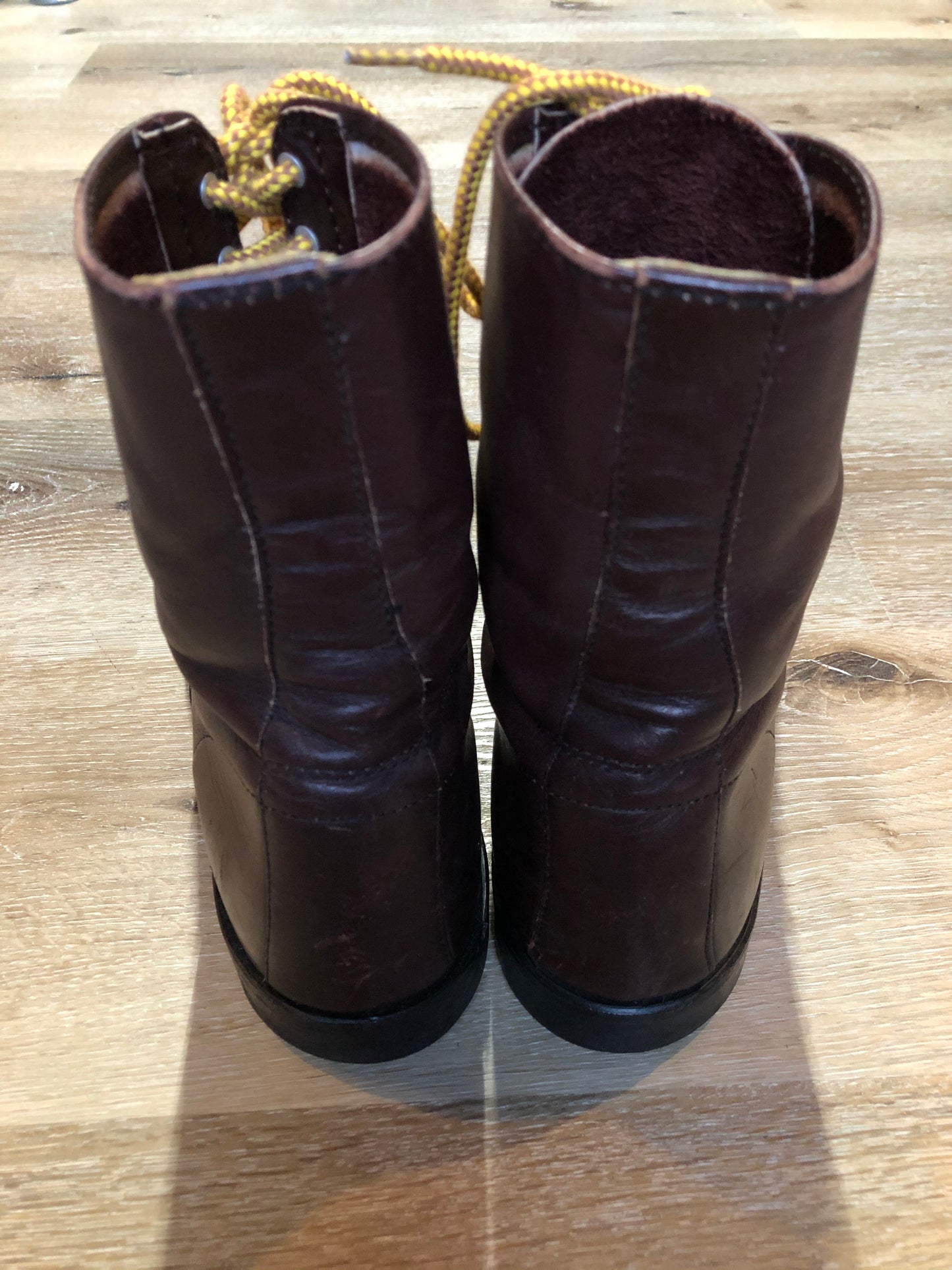Kingspier Vintage - Dark Brown 10 eyelet lace up boot with suede lining.
Size 11.5 men’s