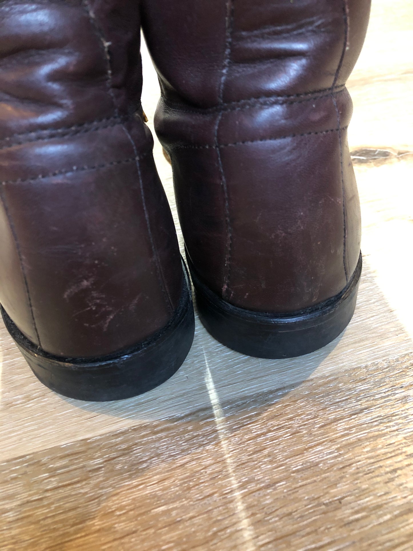 Kingspier Vintage - Dark Brown 10 eyelet lace up boot with suede lining.
Size 11.5 men’s