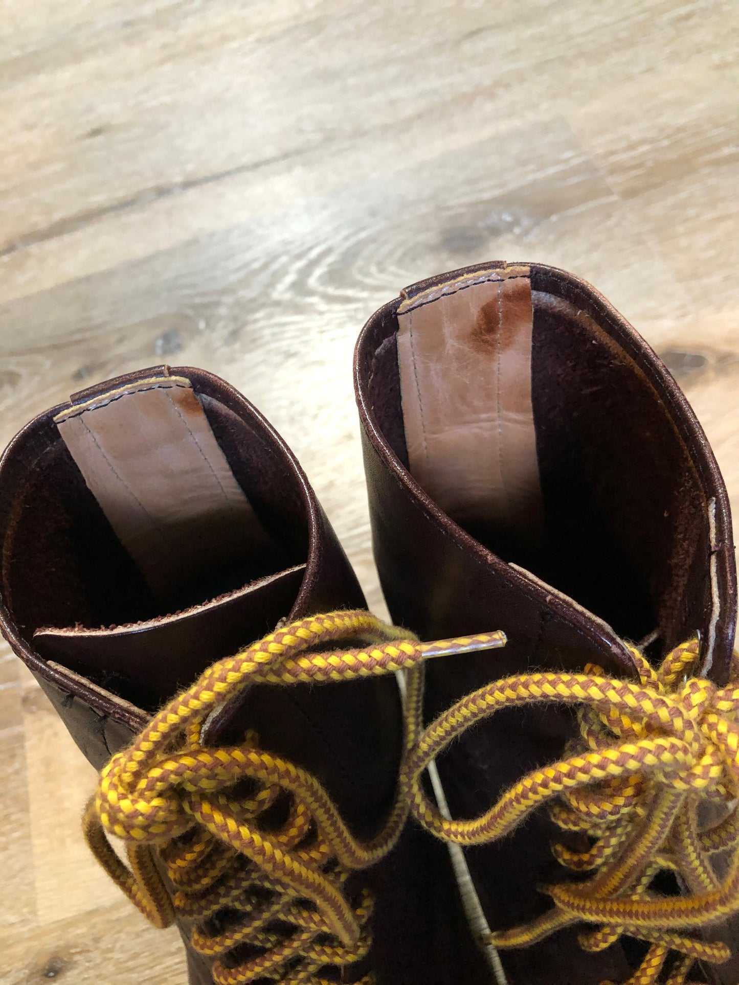 Kingspier Vintage - Dark Brown 10 eyelet lace up boot with suede lining.
Size 11.5 men’s