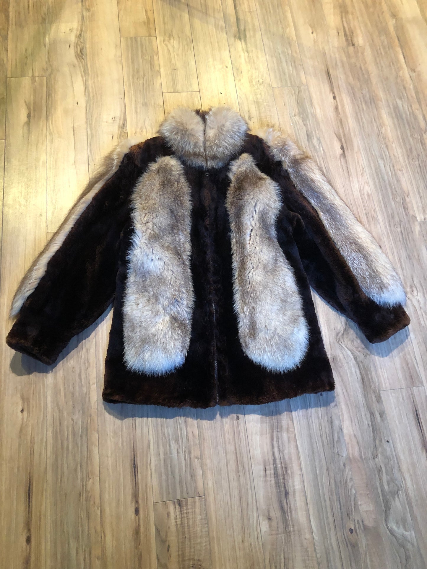 Kingspier Vintage - Vintage brown and blond fur coat with zipper closure and two front pockets.
No manufacturers details.