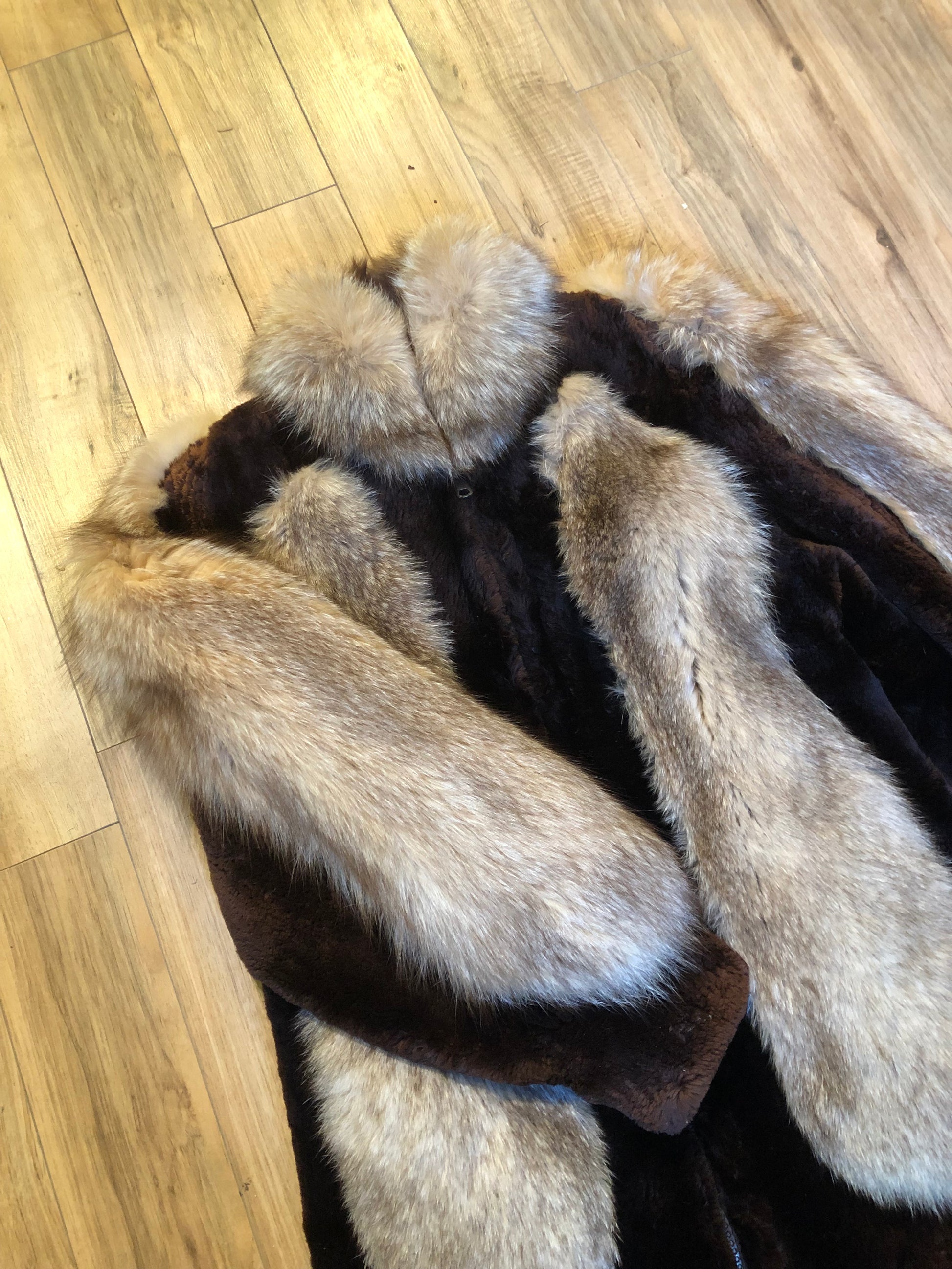 Kingspier Vintage - Vintage brown and blond fur coat with zipper closure and two front pockets.
No manufacturers details.