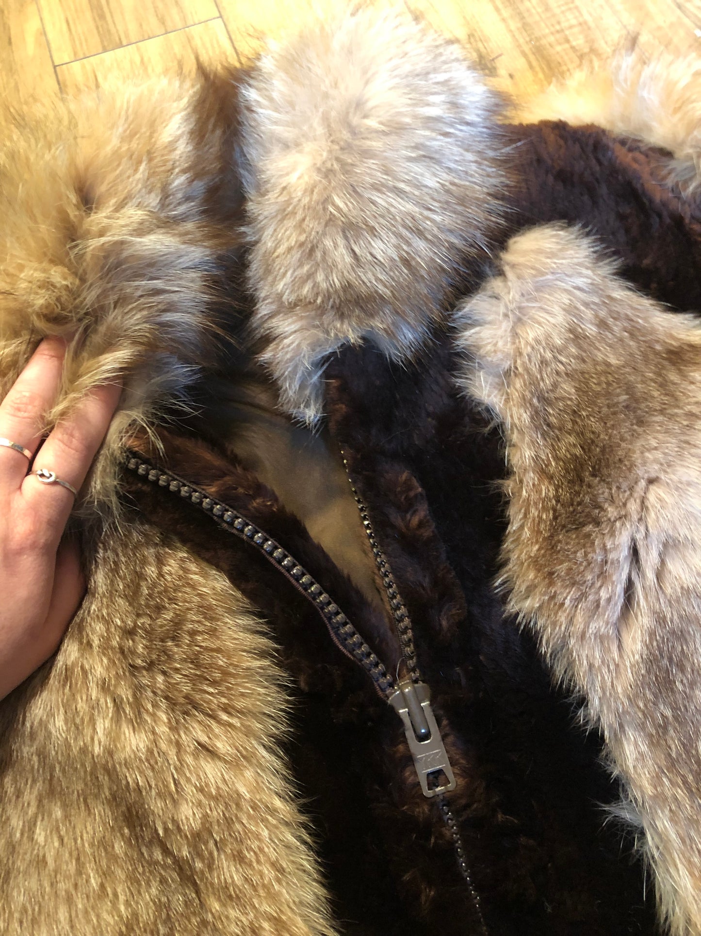 Kingspier Vintage - Vintage brown and blond fur coat with zipper closure and two front pockets.
No manufacturers details.
