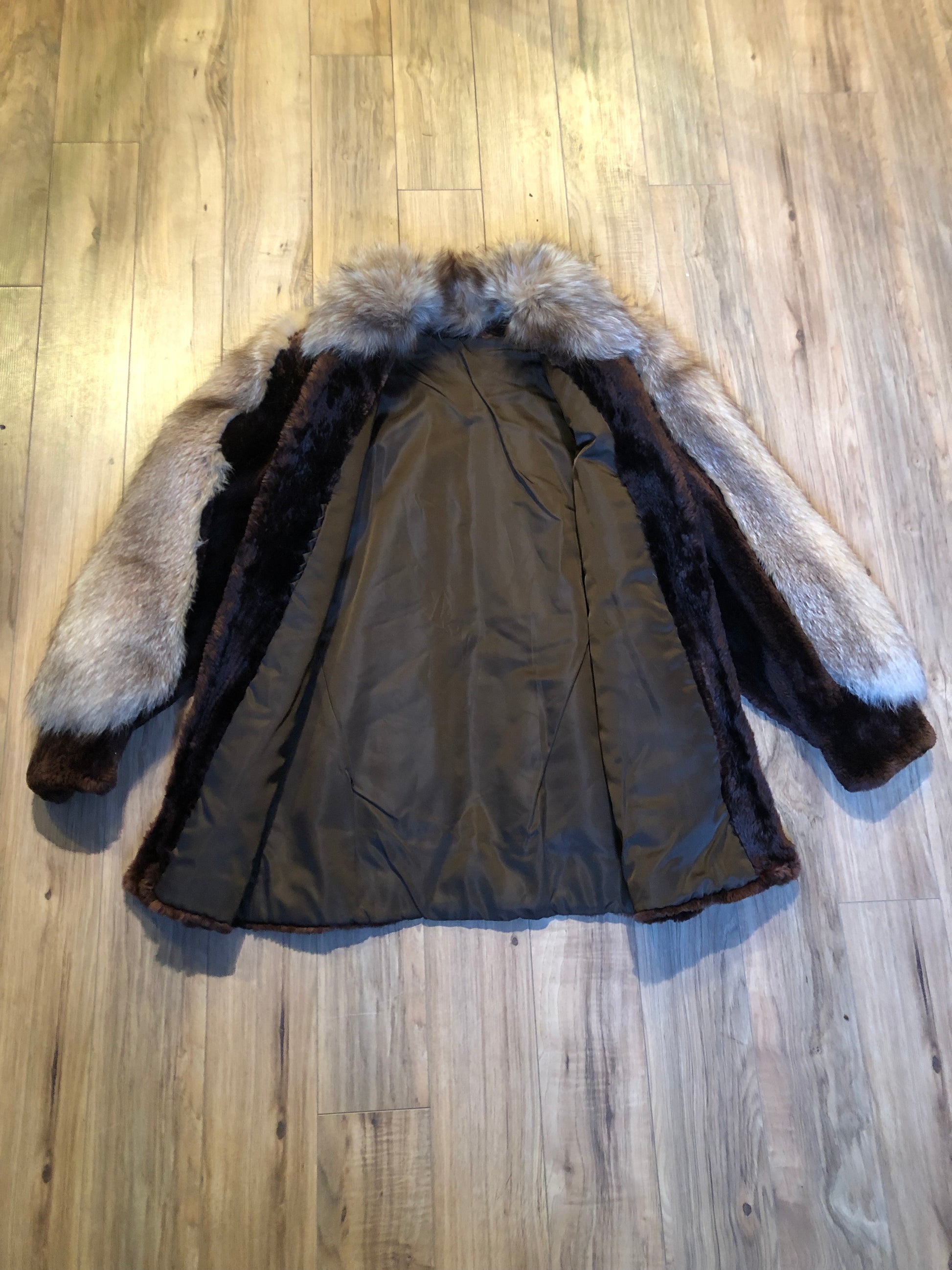 Kingspier Vintage - Vintage brown and blond fur coat with zipper closure and two front pockets.
No manufacturers details.