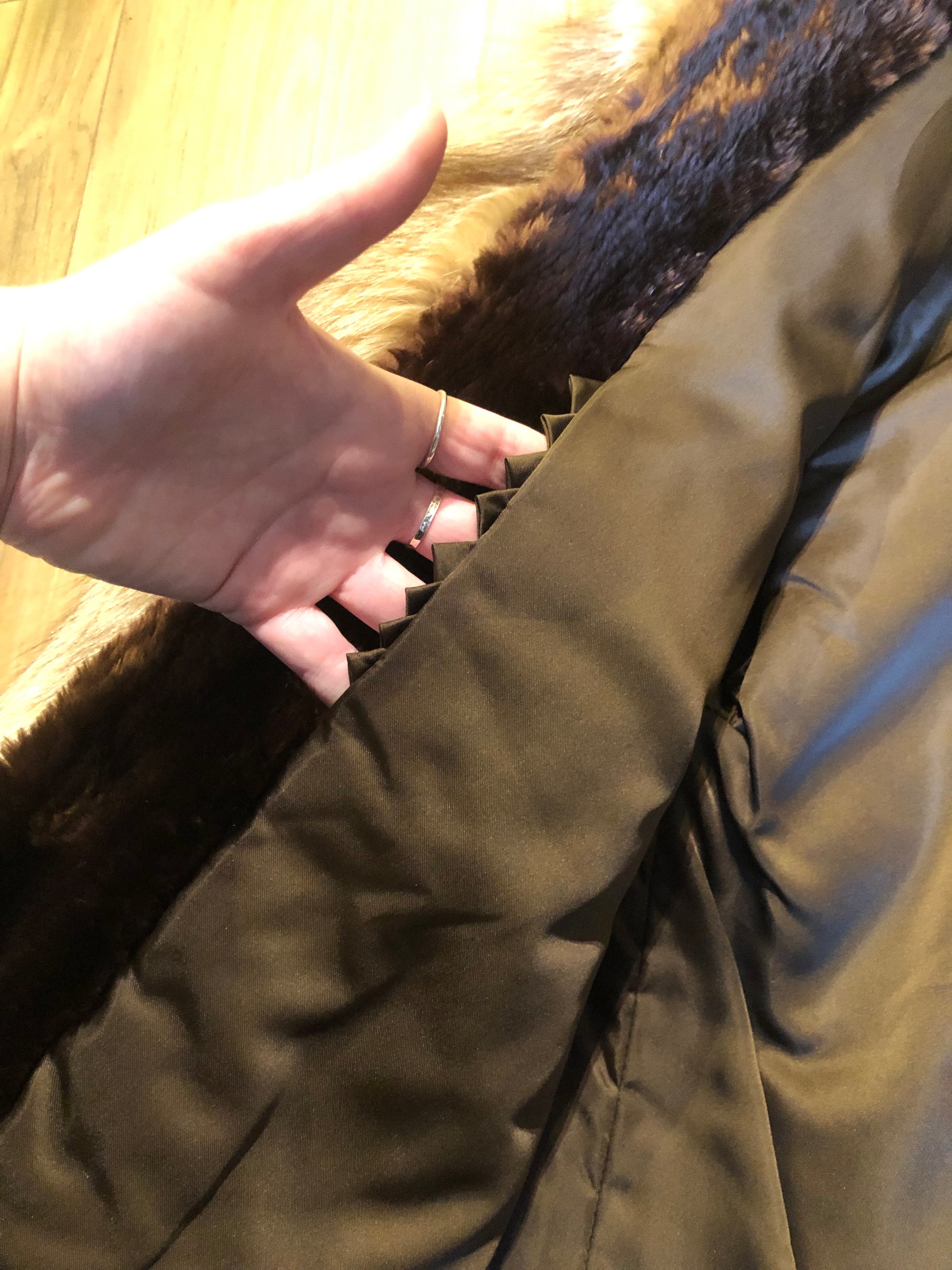 Kingspier Vintage - Vintage brown and blond fur coat with zipper closure and two front pockets.
No manufacturers details.