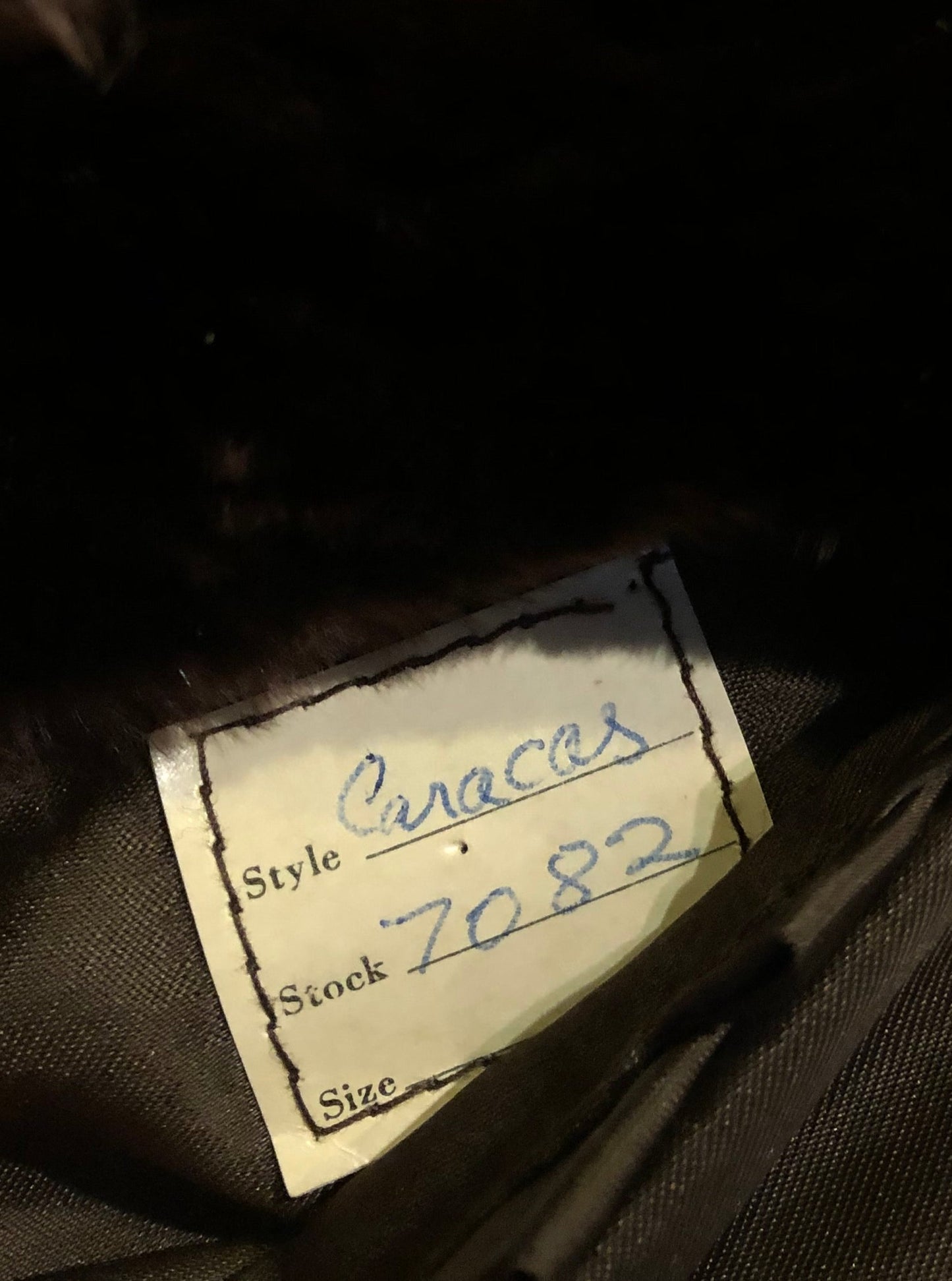 Kingspier Vintage - Vintage brown and blond fur coat with zipper closure and two front pockets.
No manufacturers details.