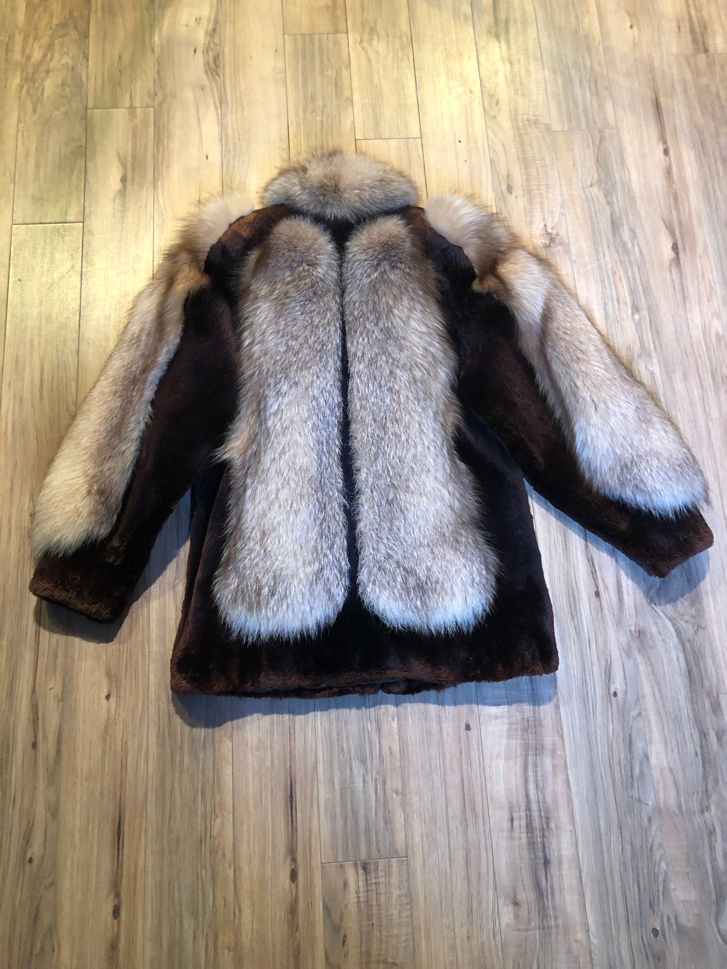 Kingspier Vintage - Vintage brown and blond fur coat with zipper closure and two front pockets.
No manufacturers details.