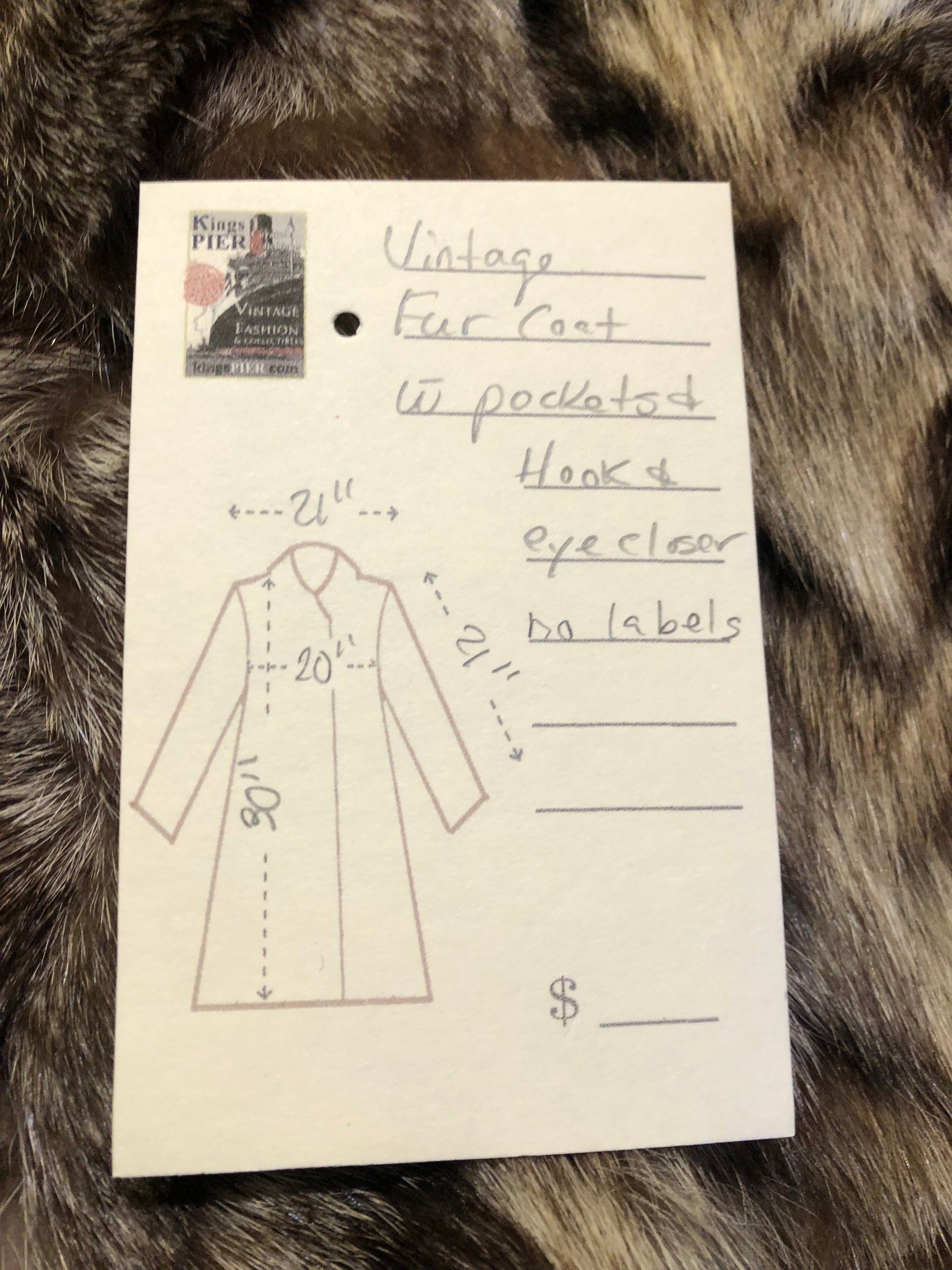 Kingspier Vintage - Vintage fur coat with hook and eye clasps, pockets and satin lining,
No labels.