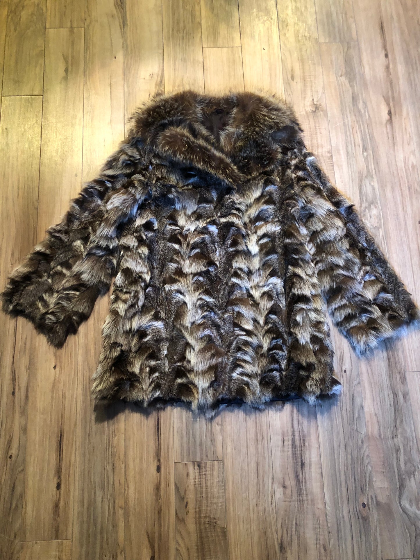 Kingspier Vintage - Vintage fur coat with hook and eye clasps, pockets and satin lining,
No labels.