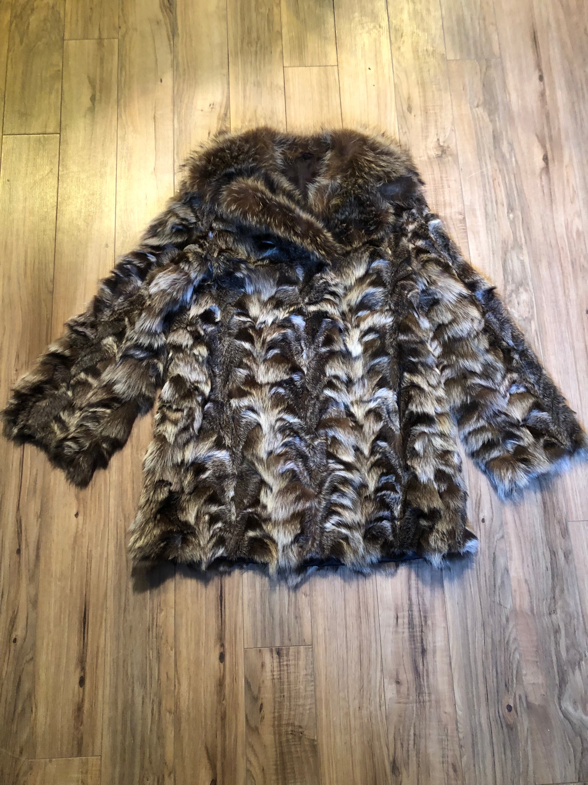 Kingspier Vintage - Vintage fur coat with hook and eye clasps, pockets and satin lining,
No labels.