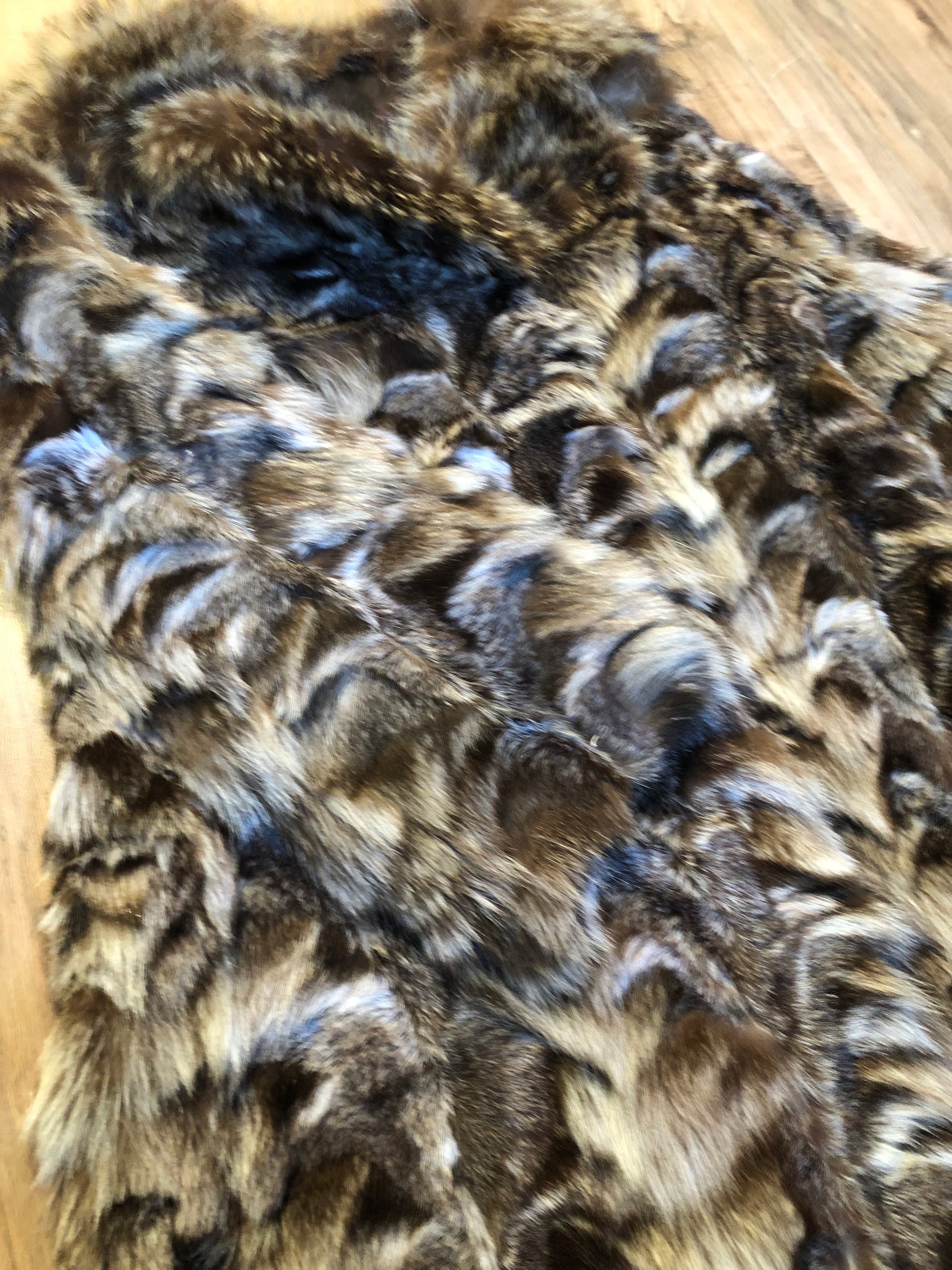 Kingspier Vintage - Vintage fur coat with hook and eye clasps, pockets and satin lining,
No labels.