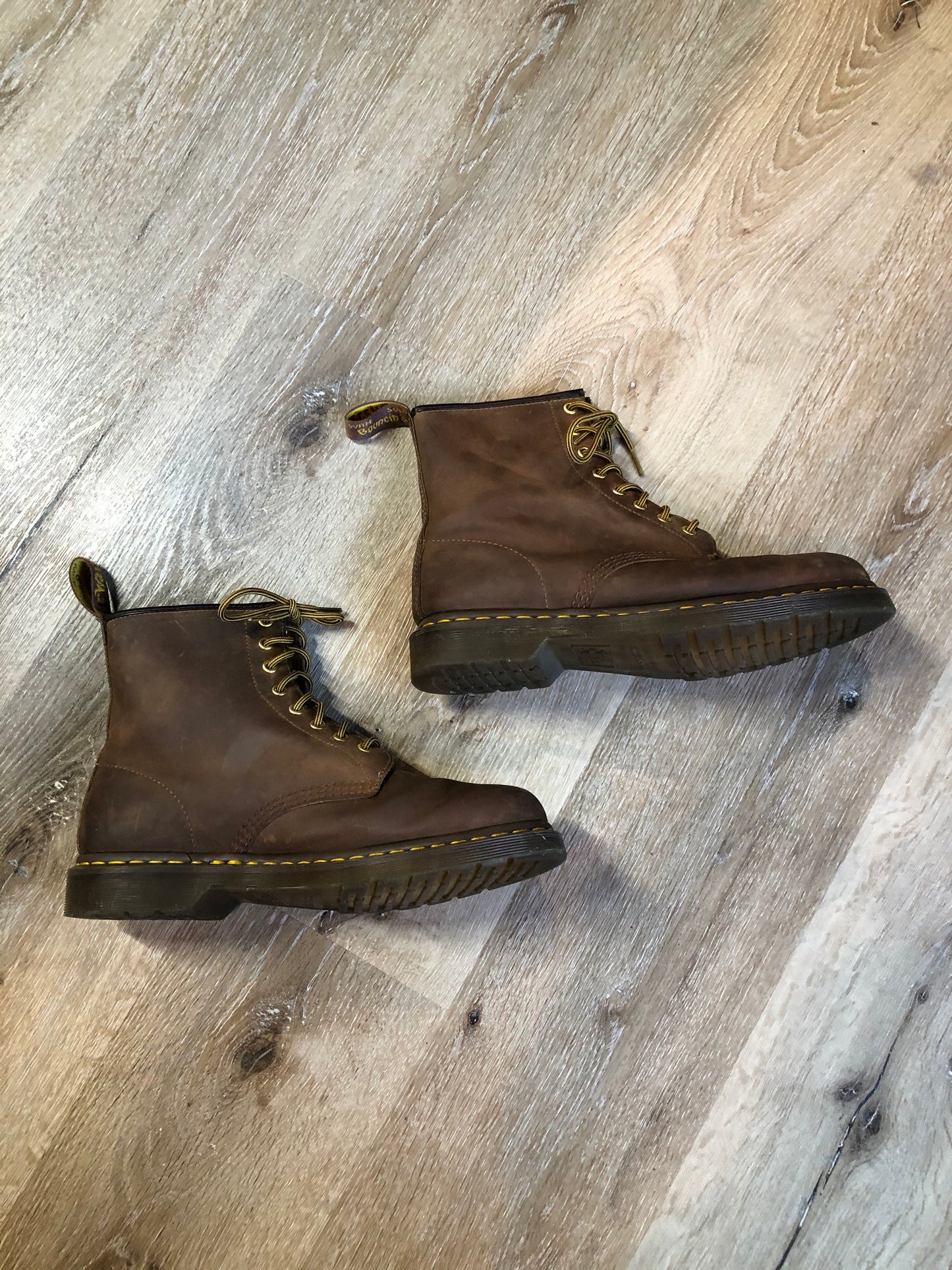 Kingspier Vintage - Doc Martens 1460 Original 8 eyelet boot in brown nubuck with smooth leather upper and iconic airwair sole.
Size 10 men’s